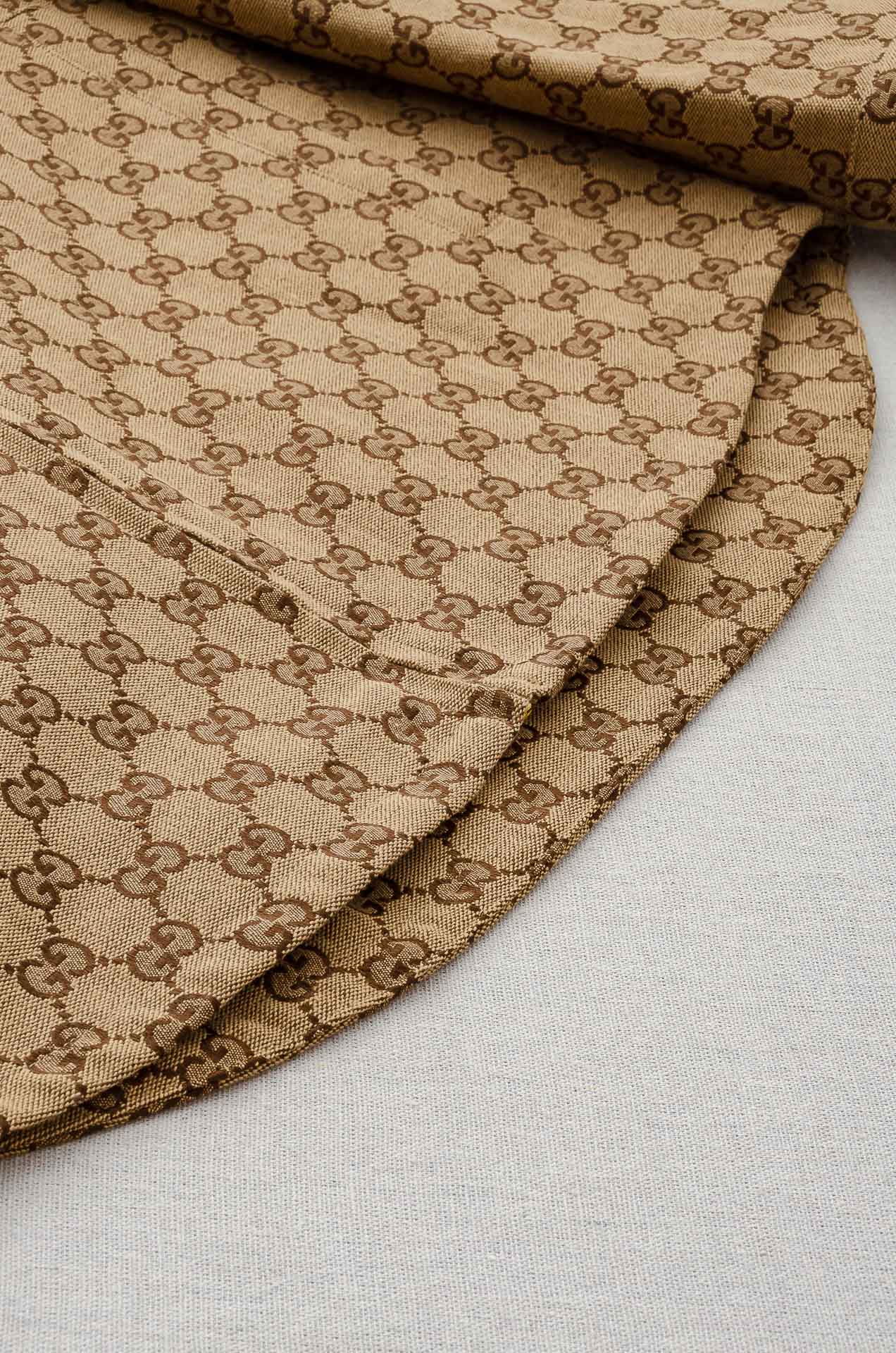 Guc#ci 2025FW双G字母时尚休闲夹克外套#以其独特的设计风格，瞬间提升了整体的时尚感。的立领设