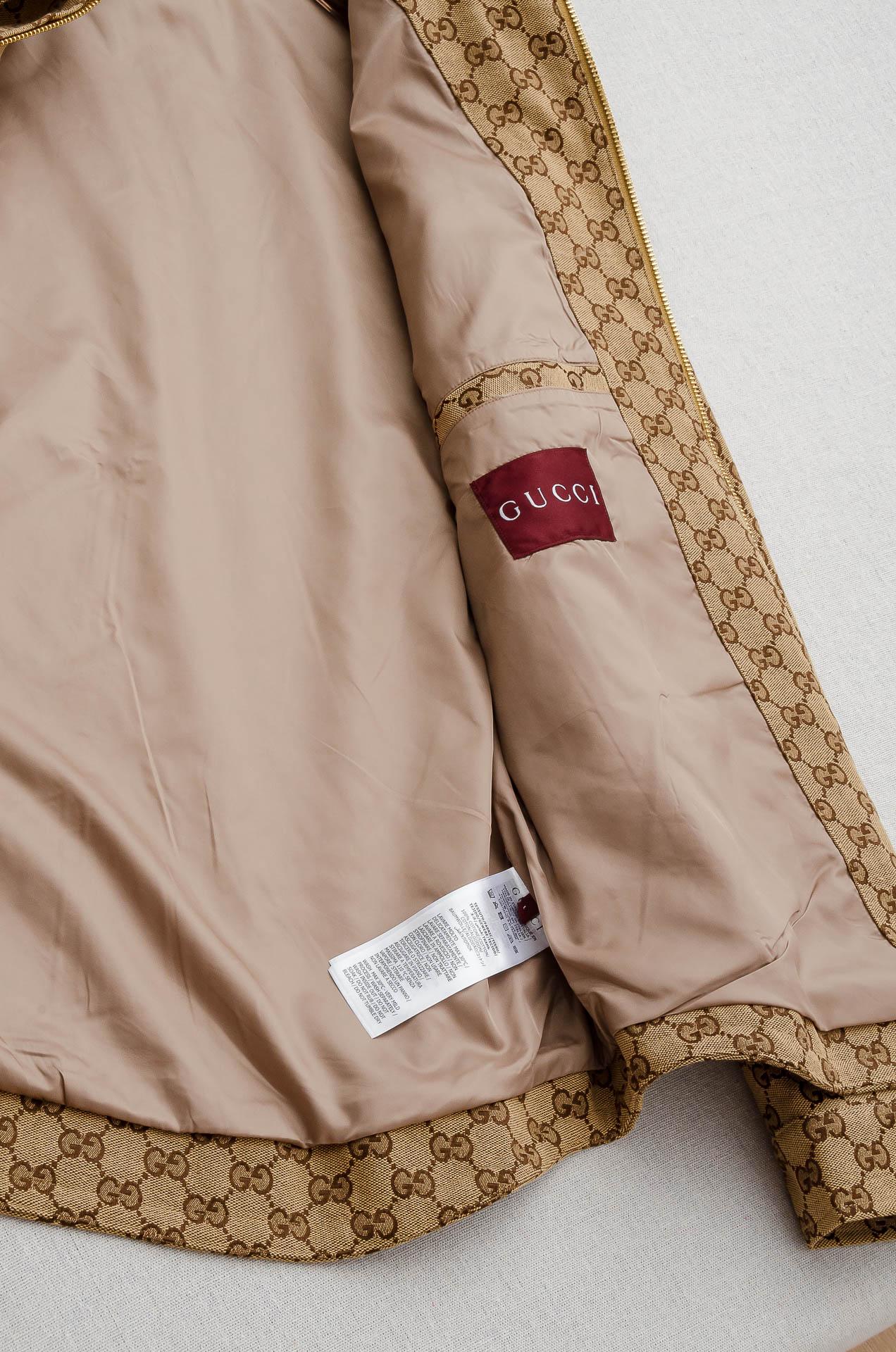 Guc#ci 2025FW双G字母时尚休闲夹克外套#以其独特的设计风格，瞬间提升了整体的时尚感。的立领设