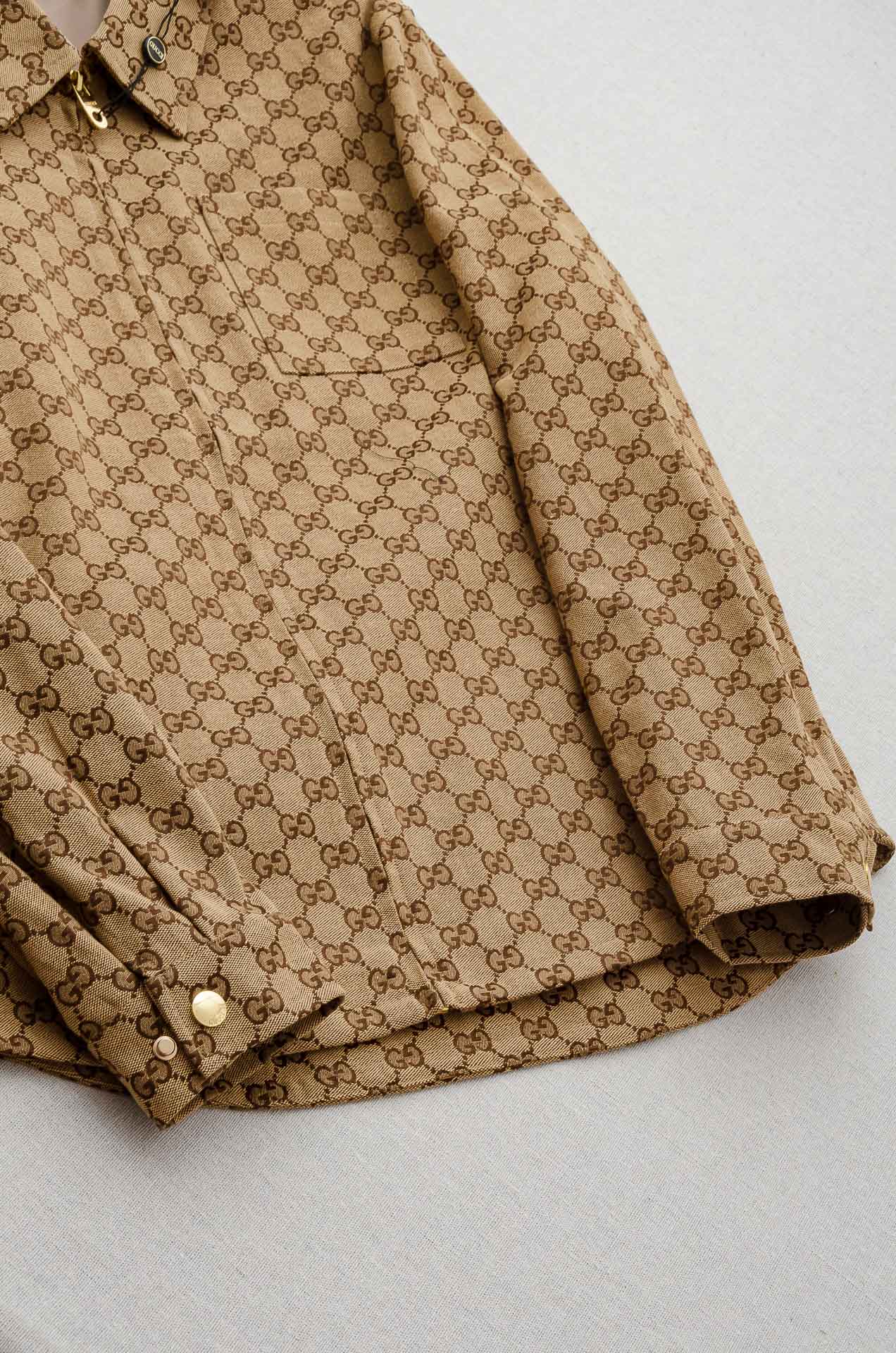 Guc#ci 2025FW双G字母时尚休闲夹克外套#以其独特的设计风格，瞬间提升了整体的时尚感。的立领设