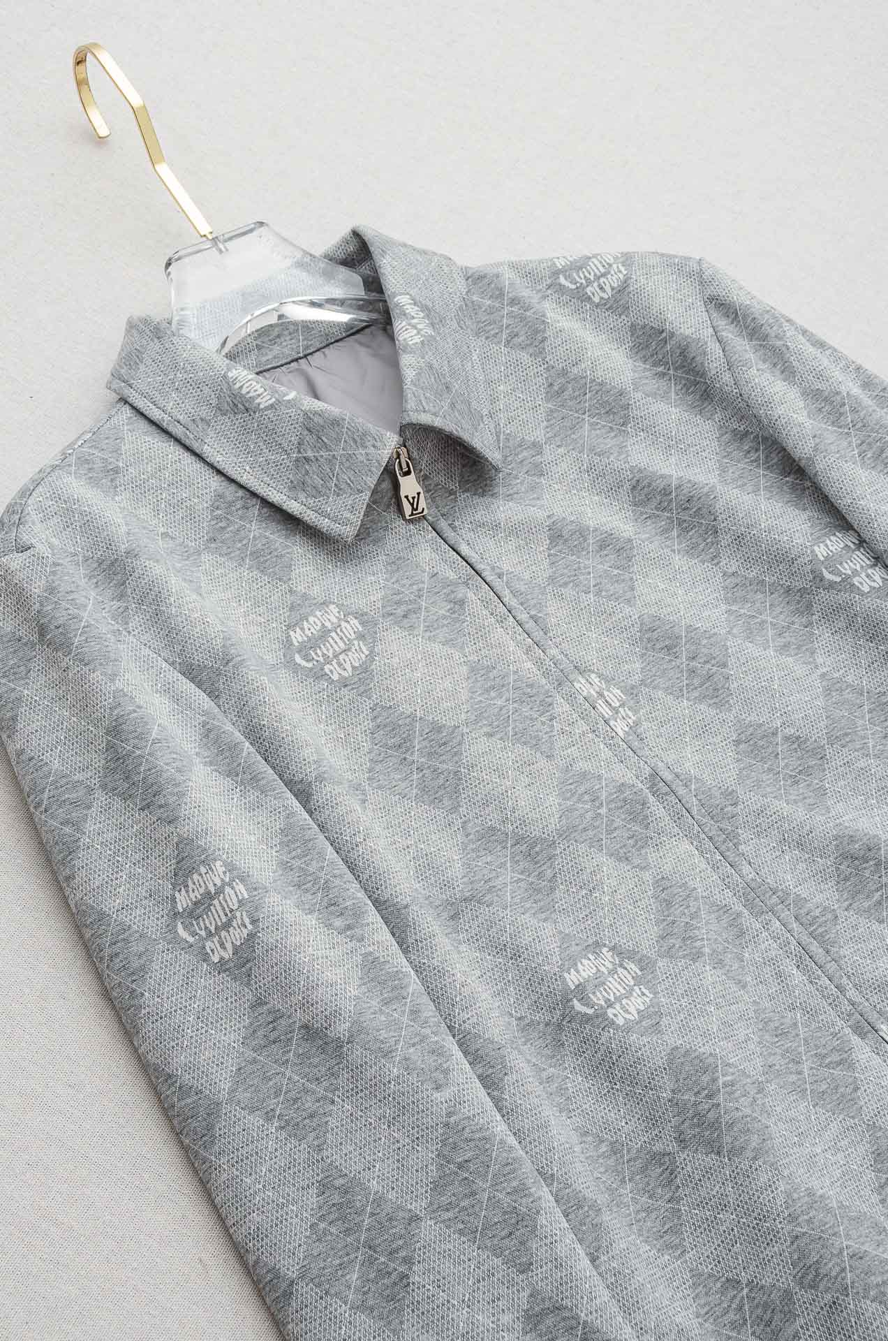 LV 2025FW最新棋盘格男士翻领夹克外套#这个季节适合各种穿搭，让您在享受时尚的同时，也能感受到温暖