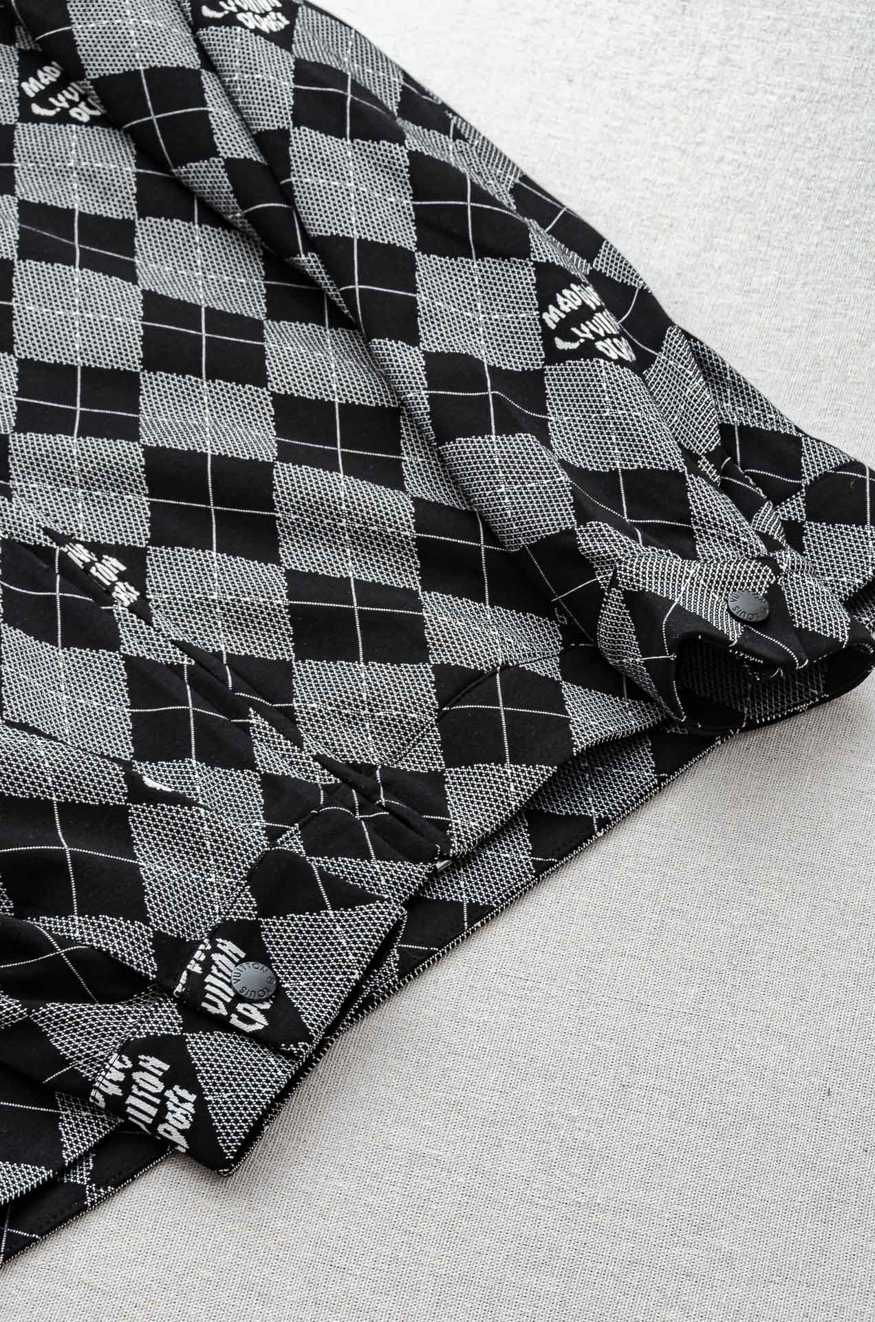 LV 2025FW最新棋盘格男士翻领夹克外套#这个季节适合各种穿搭，让您在享受时尚的同时，也能感受到温暖