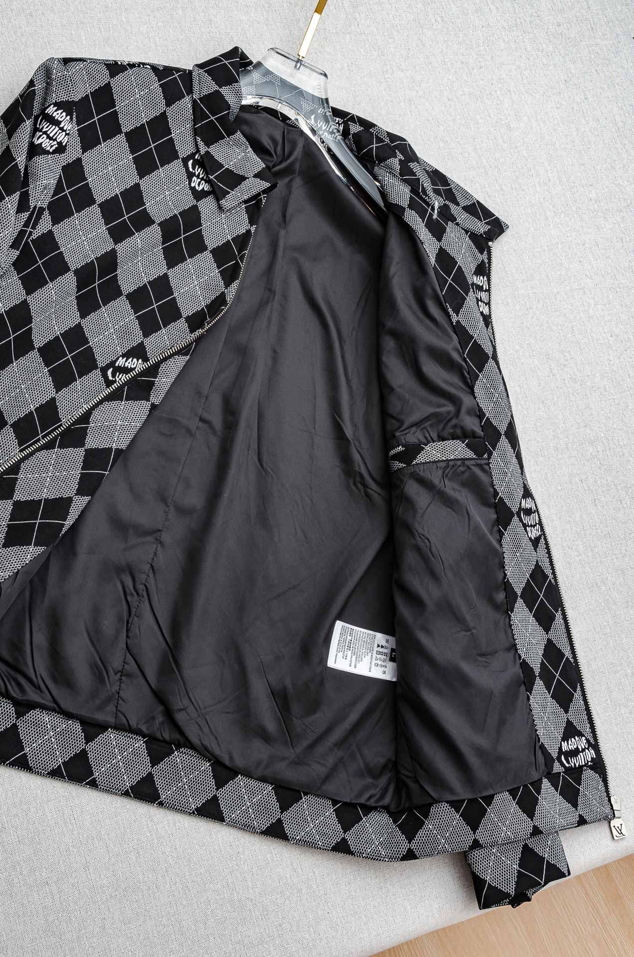 LV 2025FW最新棋盘格男士翻领夹克外套#这个季节适合各种穿搭，让您在享受时尚的同时，也能感受到温暖