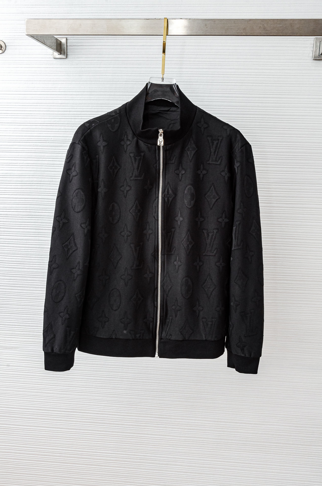 NO:606876,Lv 2025FW Full-frame Jacquard Fashion Casual Jacket #With its unique design style, it instantly enhances the overall sense of fashion. The stand-up collar design not only makes the neck line more slender, but also adds a bit of capable and neat atmosphere. The letters on the body are decorated with bright colors and unique fonts, highlighting the wearer's personality and uninhibitedness, making the whole piece full of youthful vitality.  In terms of fabric, this piece uses soft and comfortable materials to ensure wearing comfort and skin-friendly feeling. The loose-fitting design is not picky about your body shape, and can be easily controlled whether it is daily travel or casual gatherings. In addition, this style is also highly matchable, whether it is matched with simple and elegant styles, it can show different styles and charms. Whether it is a young person who pursues fashion or a lifestyle that pays attention to quality, fashion and leisure are rare choices. 48-56, louis vuitton, jackets &  coats,jackets & coats,alexander wang19860909Lv 2025FW满幅提花时尚休闲夹克外套#以其独特的设计风格,瞬间提升了整体的时尚感.的立领设计,不仅显得颈部线条更加修长,还增添了几分干练与利落的气息.衣身上的字母装饰,采用了鲜明的色彩与独特的字体,彰显出穿着者的个性与不羁,让整件充满了青春活力. 面料上,这款选用了柔软舒适的材质,确保了穿着的舒适度与亲肤感.宽松的版型设计,不挑身材,无论是日常出行还是休闲聚会,都能轻松驾驭. 此外,这款的搭配性也极强,无论是搭配简约的与,还是优雅的,都能展现出不同的风格与魅力.无论是追求时尚的年轻人,还是注重品质的生活家,时尚休闲都是不可多得的选择. 48-56,,louis vuitton,jackets & coats,jackets & coats,alexander wang,Men's clothing