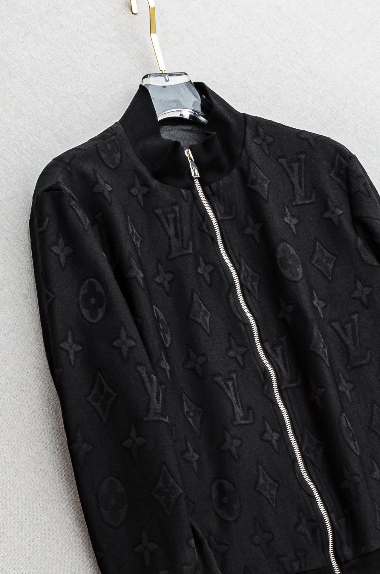 Lv 2025FW满幅提花时尚休闲夹克外套#以其独特的设计风格，瞬间提升了整体的时尚感。的立领设计，不仅