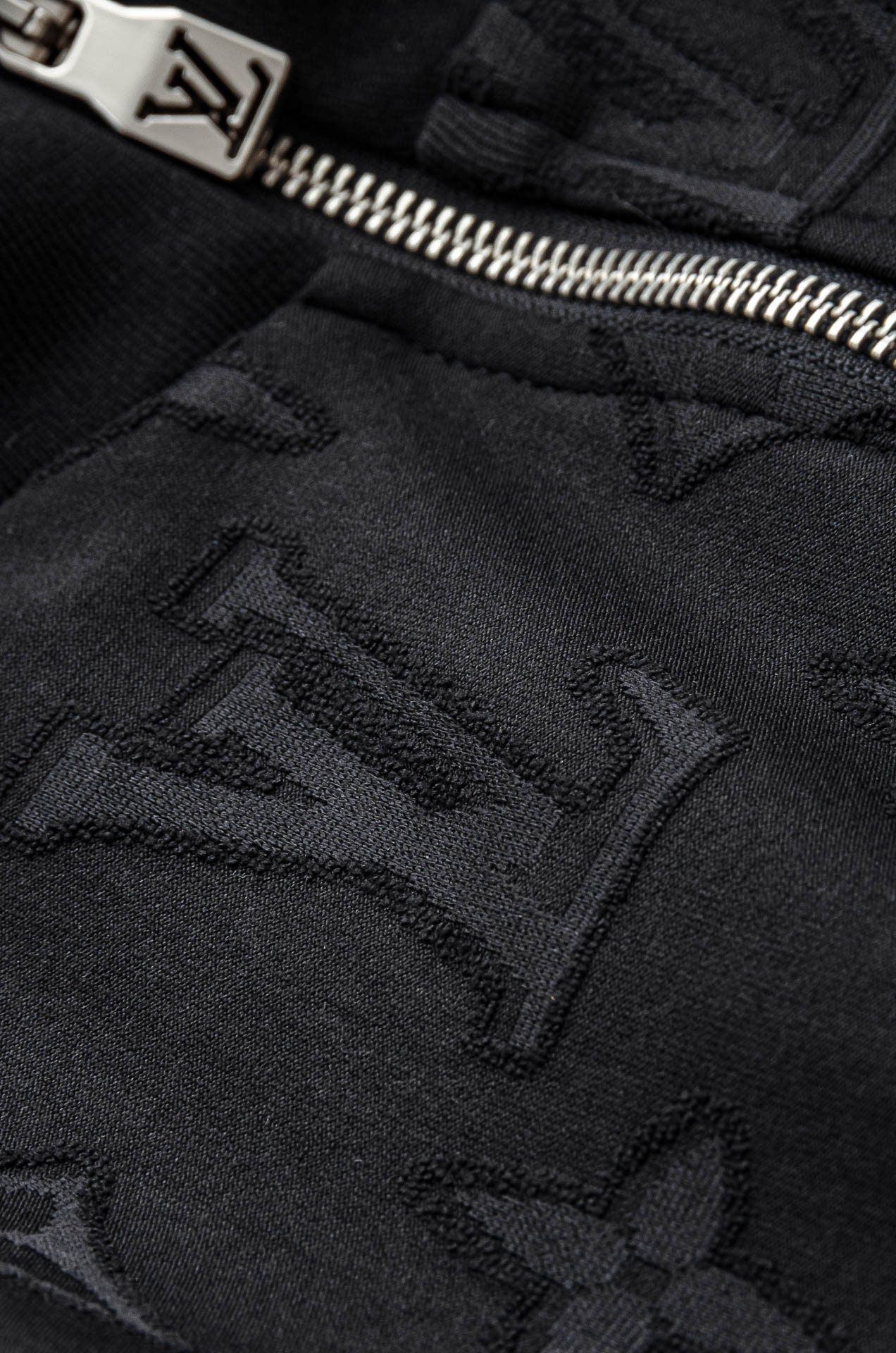 Lv 2025FW满幅提花时尚休闲夹克外套#以其独特的设计风格，瞬间提升了整体的时尚感。的立领设计，不仅