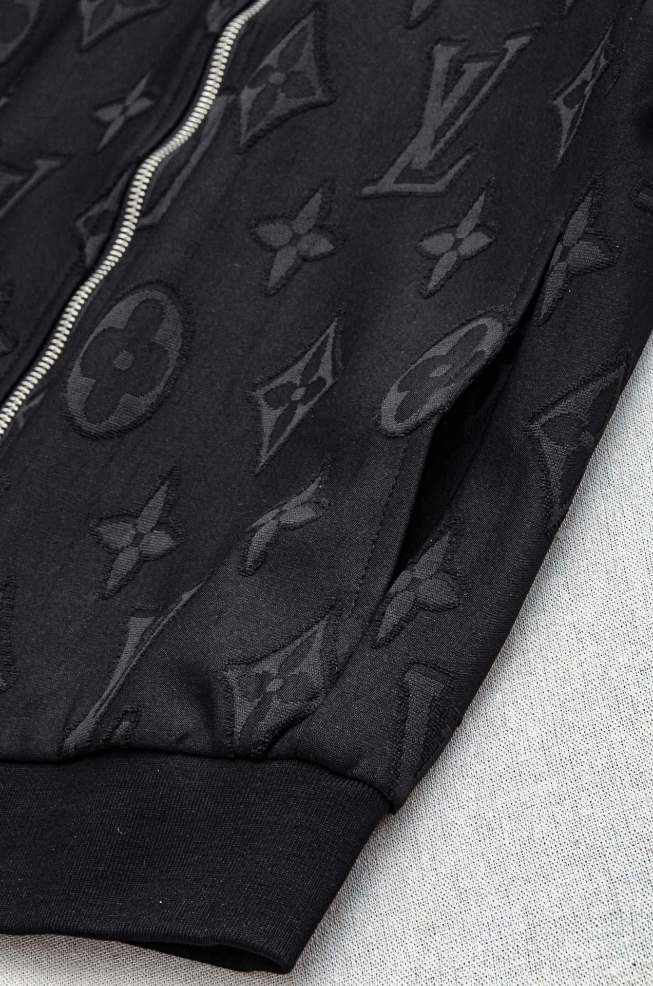 Lv 2025FW满幅提花时尚休闲夹克外套#以其独特的设计风格，瞬间提升了整体的时尚感。的立领设计，不仅