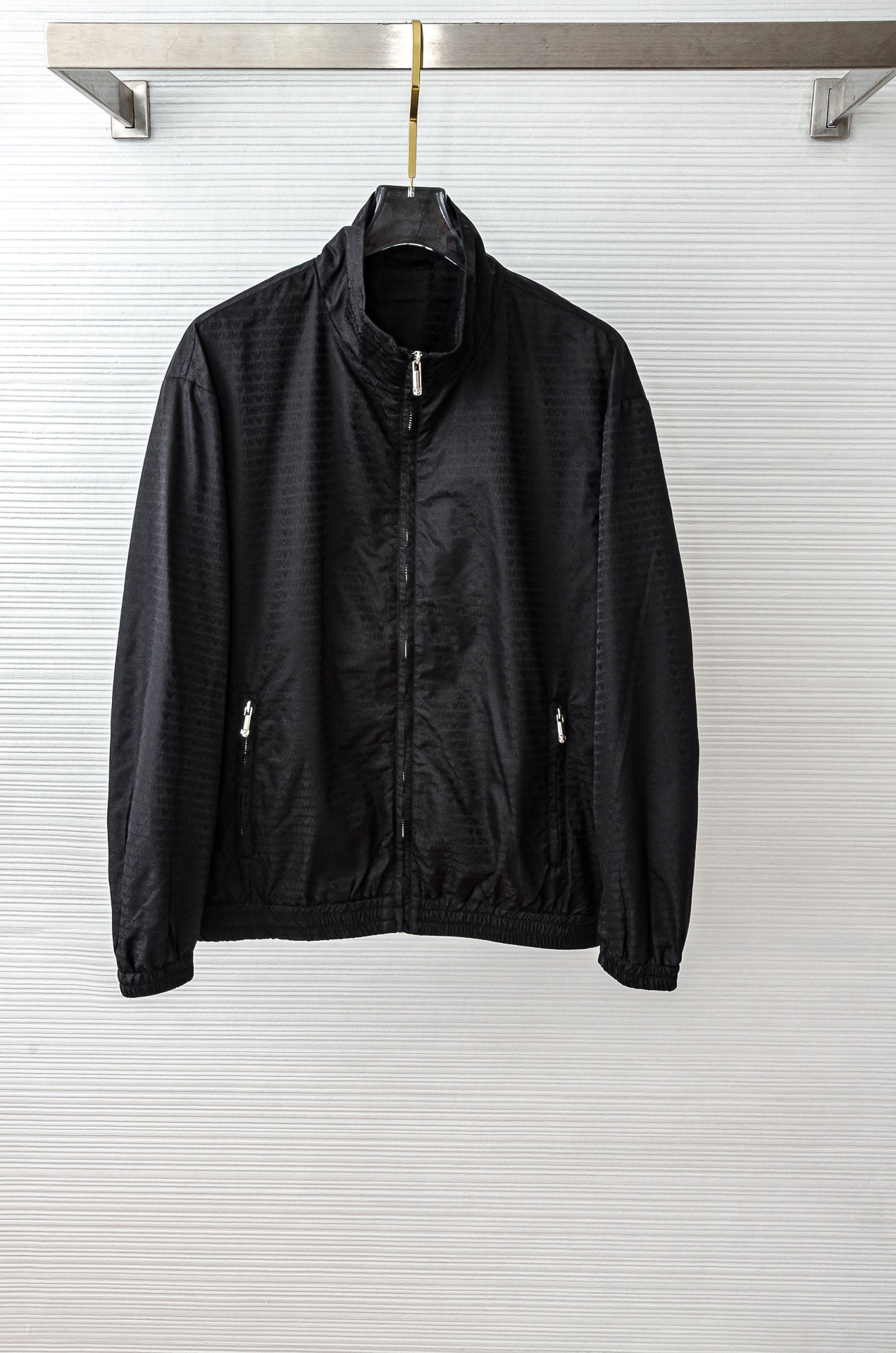 NO:606870,Armani 25FW Men's Solid Color Jacket #The classic shape and style incorporates the most popular dark pattern element design at the moment. The simple and elegant pure color theme is the theme. The highlighted texture also adds to the overall elegant temperament, which is more in line with the emphasis of elegant men. The overall version is loose and comfortable, and it also brings a huge return rate. It has a high degree of recognition and class!  The fabric is made of imported renewable polyester fiber and lining polyester fiber. It is a customized high-density technical windproof and wear-resistant fabric. The surface is smooth and has a glossy texture. It has excellent tear-resistant, scratch-resistant and wind-resistant and water-repellent effects. It is an ideal item for urban outdoor travel!  The fabric feels skin-friendly and feels comfortable and pleasant on the upper body, giving you the ultimate skin-friendly wearing experience!  This is also the charm of this basic item!  !  It has pushed this style to the extreme, sizes M-XXXL, armani,jackets & coats,jackets & coats,alexander wang19860909阿玛尼 25FW男士纯色夹克外套#经典造型与风格上融入当下最热门的暗纹元素设计,简洁大气的纯色调为主题,质感凸显的也增加了整体的儒雅气质,更加符合优雅男士的强调,整体版型宽松舒适,同时也带来了爆棚的回头率,拥有极高的辨识度与档次感！ 面料采用进口可再生聚酯纤维成分,里布聚酯纤维打造,定制的高密度科技防风耐磨面料,表面光洁并且自带光泽质感,抗撕裂防刮性与抗风拒水效果都相当出色,是都市户外出行皆宜的理想单品！面料触 感亲肤,上身体感舒适宜人,给你带来极致亲肤的穿着感受！这也是这种基础单品的魅力所在！！更是将此款推向了极致, 尺码M-XXXL,,armani,jackets & coats,jackets & coats,alexander wang,Men's clothing