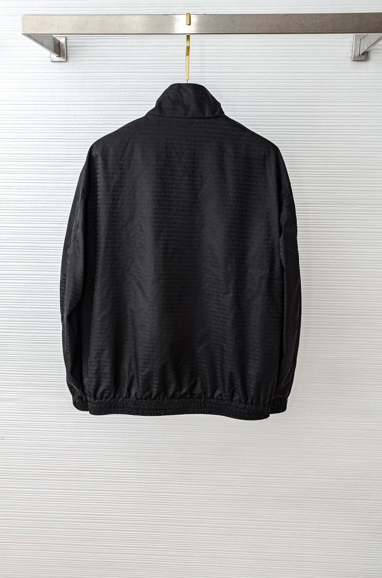 阿玛尼 25FW男士纯色夹克外套#经典造型与风格上融入当下最热门的暗纹元素设计，简洁大气的纯色调为主题，