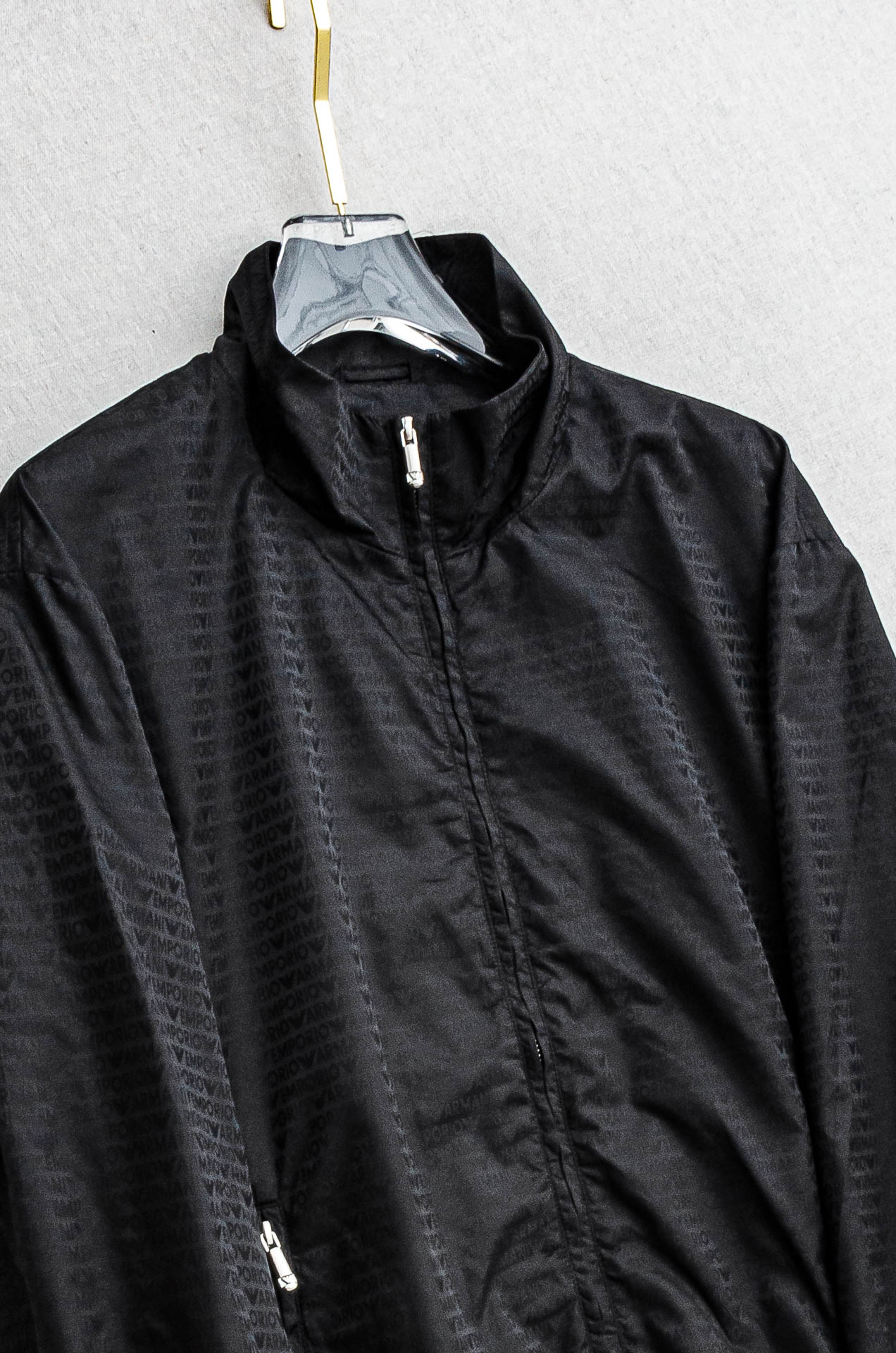 阿玛尼 25FW男士纯色夹克外套#经典造型与风格上融入当下最热门的暗纹元素设计，简洁大气的纯色调为主题，