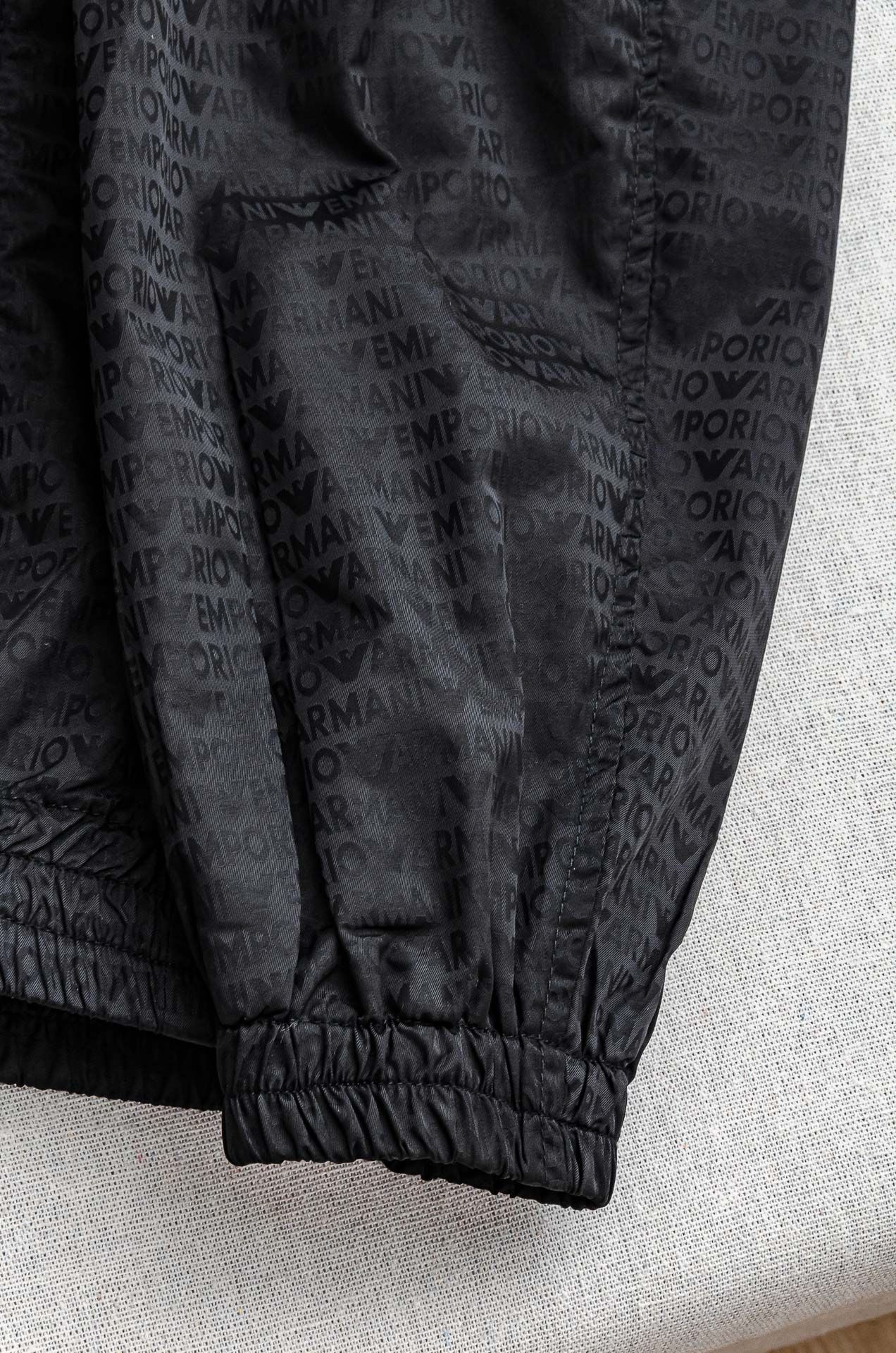 阿玛尼 25FW男士纯色夹克外套#经典造型与风格上融入当下最热门的暗纹元素设计，简洁大气的纯色调为主题，