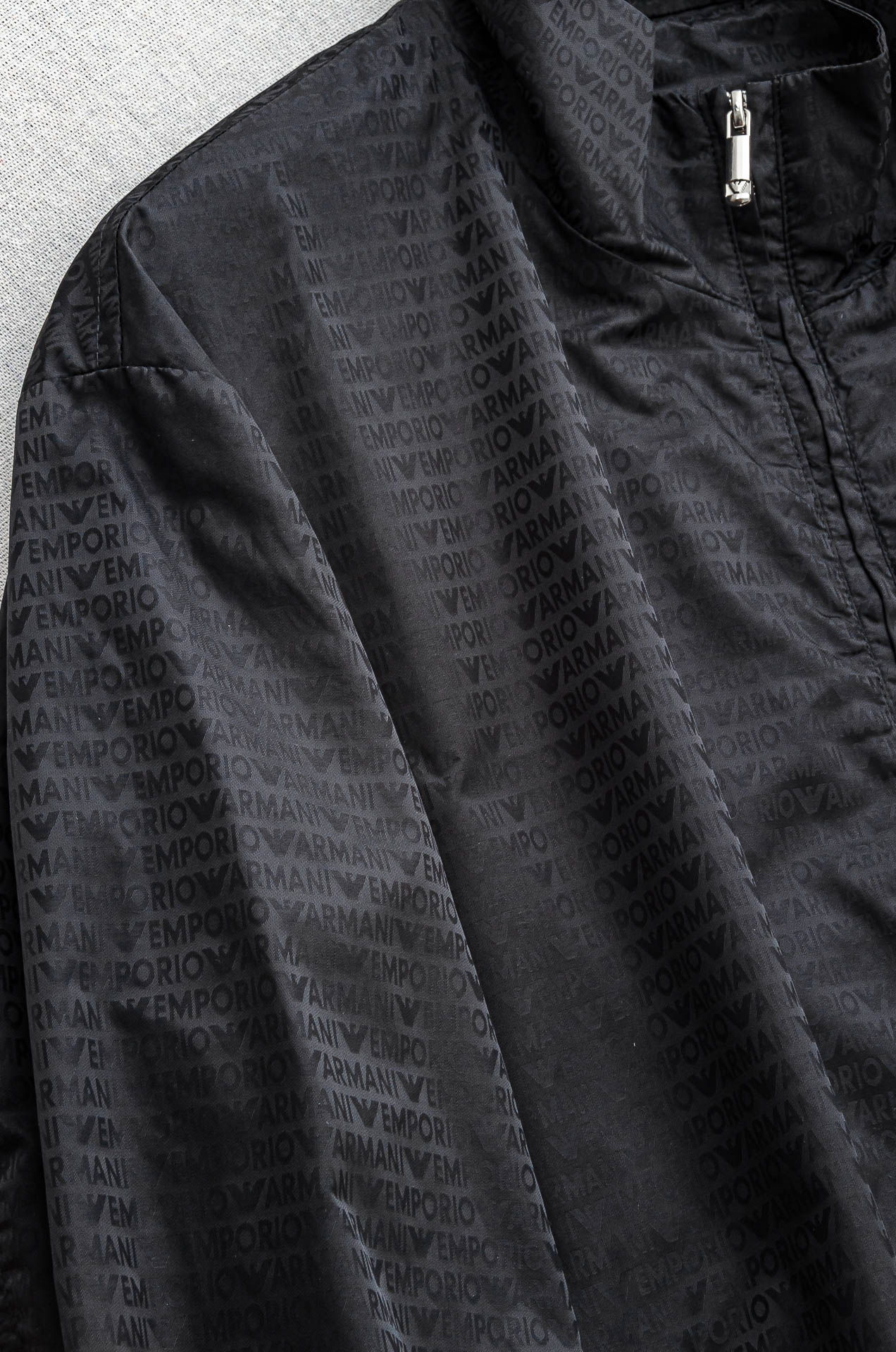 阿玛尼 25FW男士纯色夹克外套#经典造型与风格上融入当下最热门的暗纹元素设计，简洁大气的纯色调为主题，