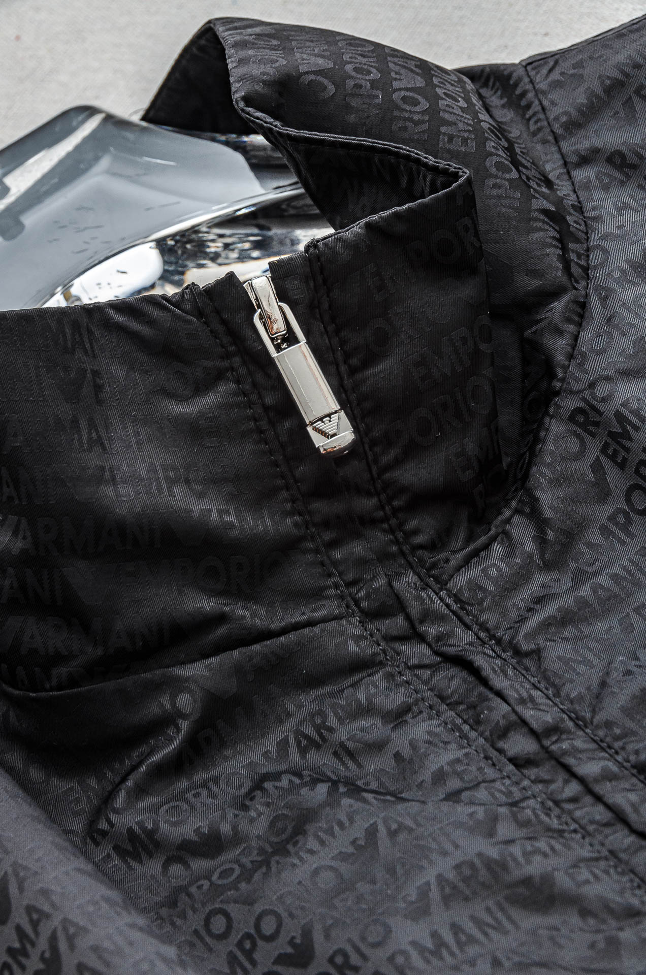 阿玛尼 25FW男士纯色夹克外套#经典造型与风格上融入当下最热门的暗纹元素设计，简洁大气的纯色调为主题，