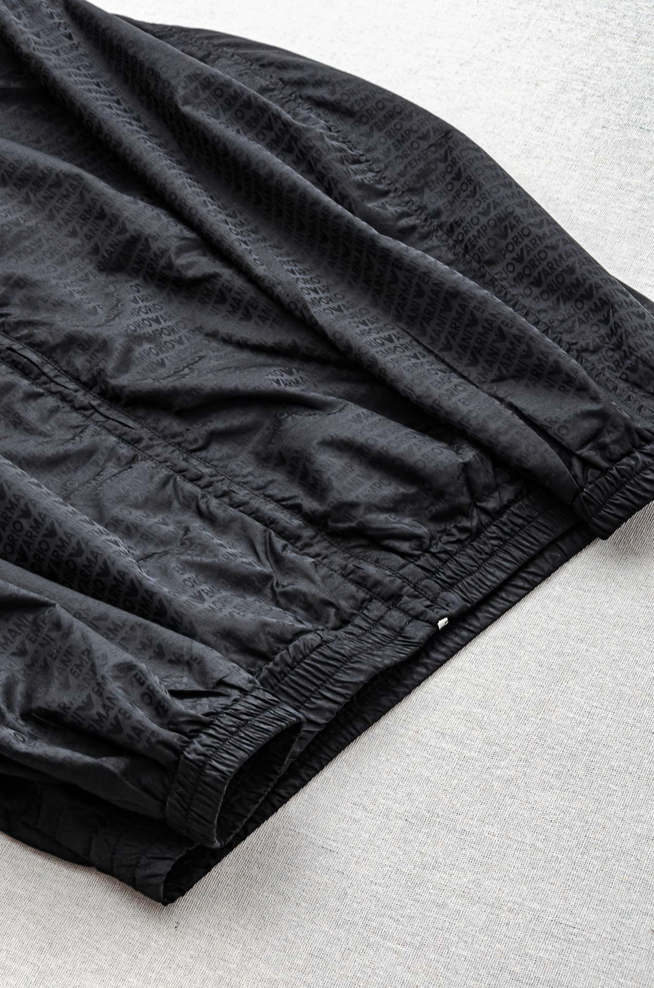 阿玛尼 25FW男士纯色夹克外套#经典造型与风格上融入当下最热门的暗纹元素设计，简洁大气的纯色调为主题，