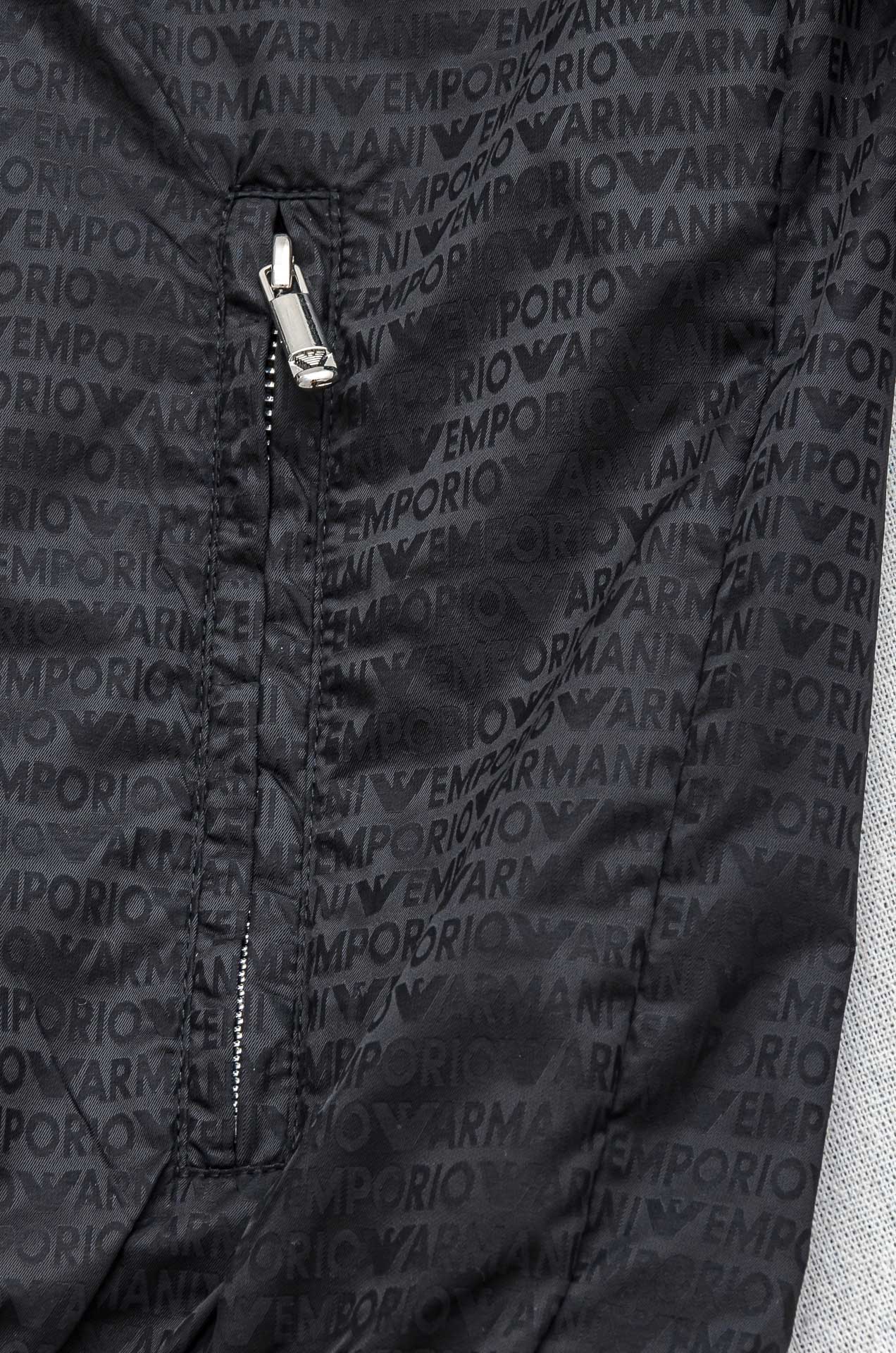 阿玛尼 25FW男士纯色夹克外套#经典造型与风格上融入当下最热门的暗纹元素设计，简洁大气的纯色调为主题，