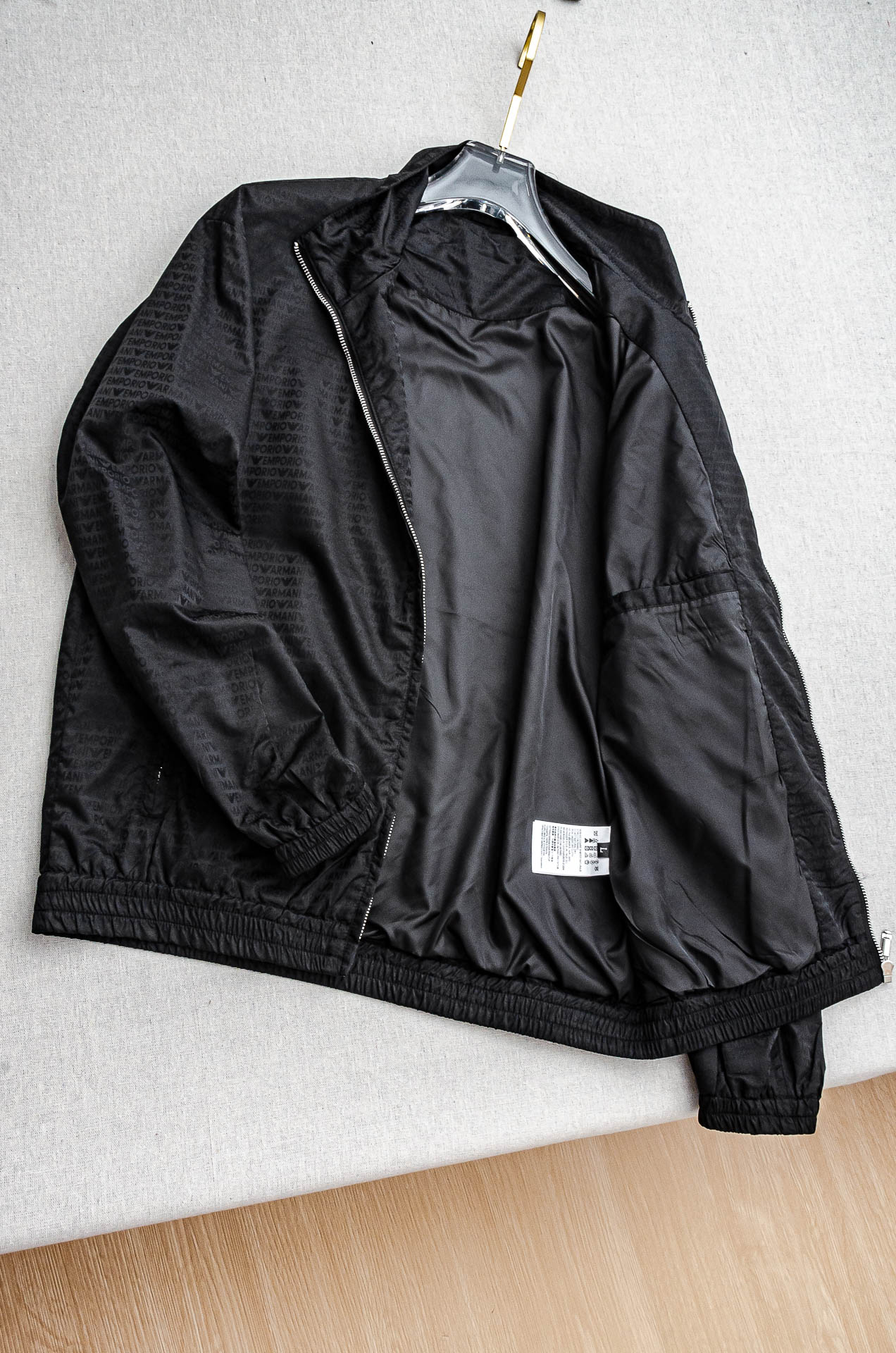 阿玛尼 25FW男士纯色夹克外套#经典造型与风格上融入当下最热门的暗纹元素设计，简洁大气的纯色调为主题，