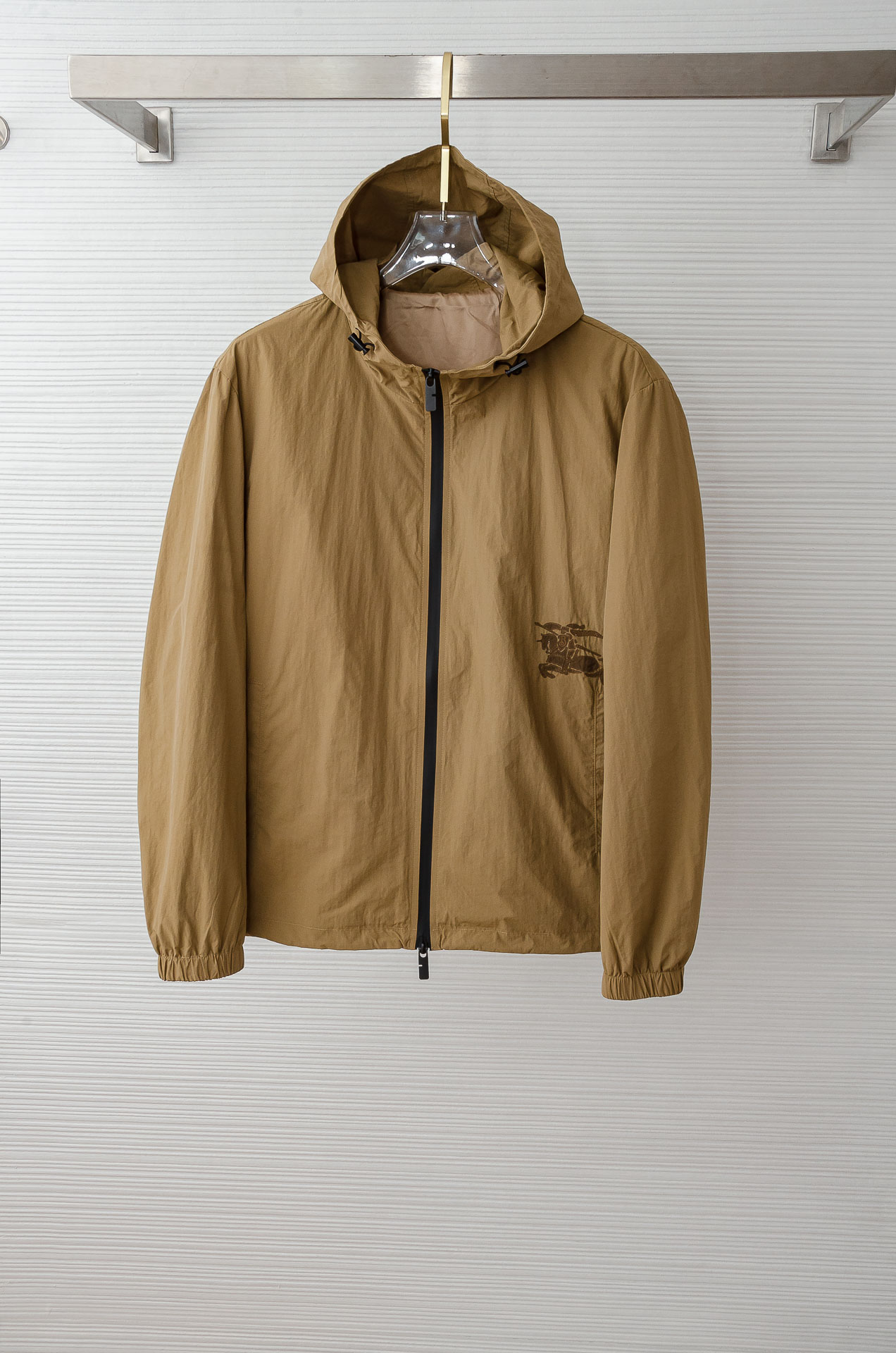 NO:606835,BUR#BERRY 2025 new hooded waterproof jacket, on sale simultaneously on the official website!  Produced by the original factory, the outer layer of this jacket is made of super-soft polyester fiber that is windproof and waterproof. It is both functional and fashionable. It is fashionable and beautiful, has better windproof effect, and makes activities more comfortable and free.  High-quality materials are selected after thousands of selections. The fabric made of polyester fiber is smooth, delicate and waterproof, showing a fine texture and shimmer. It is very soft, smooth and drapey. The fabric is firm and strong, and has strong wrinkle resistance. The selected new fabrics are environmentally friendly and sustainable. They are all made of high-density fabrics, with a delicate and soft feel. The upper body is tall and stylish when worn. The texture is invincible and has excellent skin-friendliness. The texture and texture reveal a sense of luxury and luxury!  Stylish and fashionable, with a wide silhouette, it can be easily controlled by people of different body shapes. It doesn’t matter who wears it. It is simply every man’s dream dress!  The neat and capable tailoring is paired with soft and delicate fabrics, which combine hardness and softness to create a natural sense of luxury, while still retaining a sexy style despite being chic!  The simple and capable design is full of temperament and elegance, coupled with the neat tailoring technique, the shape of the upper back is fit and compliant, and the outline is straight and tough. Our pockets are designed works of art that can withstand scrutiny. The angle of the quilting and the arc of the thread are all professionally designed, and every stroke and every stroke has its own meaning. The designers and craftsmen use the ingenious color matching to make them fashionable and handsome while enjoying comfort!  Wear it on your upper body and you will instantly have an elegant and classic taste!  The fabric is rich in color, strong and washable. The upper body can lock in temperature easily and keep warm at all times. It is definitely the best choice for people with taste. [Size] M-XXXL BUR#BERRY Baba/Li 2025 new hooded waterproof jacket, available on the official website at the same time!  Produced by the original factory, the outer layer of this jacket is made of super-soft polyester fiber that is windproof and waterproof. It is both functional and fashionable. It is fashionable and beautiful, has better windproof effect, and makes activities more comfortable and free.  High-quality materials are selected after thousands of selections. The fabric made of polyester fiber is smooth, delicate and waterproof, showing a fine texture and shimmer. It is very soft, smooth and drapey. The fabric is firm and strong, and has strong wrinkle resistance. The selected new fabrics are environmentally friendly and sustainable. They are all made of high-density fabrics, with a delicate and soft feel. The upper body is tall and stylish when worn. The texture is invincible and has excellent skin-friendliness. The texture and texture reveal a sense of luxury and luxury!  Stylish and fashionable, with a wide silhouette, it can be easily controlled by people of different body shapes. It doesn’t matter who wears it. It is simply every man’s dream dress!  The neat and capable tailoring is paired with soft and delicate fabrics, which combine hardness and softness to create a natural sense of luxury, while still retaining a sexy style despite being chic!  The simple and capable design is full of temperament and elegance, coupled with the neat tailoring technique, the shape of the upper back is fit and compliant, and the outline is straight and tough. Our pockets are designed works of art that can withstand scrutiny. The angle of the quilting and the arc of the thread are all professionally designed, and every stroke and every stroke has its own meaning. The designers and craftsmen use the ingenious color matching to make them fashionable and handsome while enjoying comfort!  Wear it on your upper body and you will instantly have an elegant and classic taste!  The fabric is rich in color, strong and washable. The upper body can lock in temperature easily and keep warm at all times. It is definitely the best choice for people with taste. [Size] M-XXXL,,burberry,burberry,loro piana,jackets & coats,jackets & coats,hats,alexander wang19860909BUR#BERRY 巴宝/莉2025新品连帽防水夹克外套,同步官网发售！原厂代工出品,该款夹克外层超柔聚酯纤维防风防水,功能与时尚型兼具.时尚美观,防风效果更好,活动更加舒适自如. 千挑万选之后的优质选材,聚酯纤维成分的织物布面光洁细腻而且防水,呈现出细密的肌理和微光感,非常柔软适顺滑有垂感,面料牢固结实,抗皱性强,挑选的新型面料环保可持续性使用.均为高密度织物制造而成,手感细腻柔软,穿着上身挺阔有型,质感无敌,亲肤性绝佳,肌理纹路透着高级和华丽感！有型又时尚,版型宽阔款式,对于不同身形的人来说都是可以轻松驾驭的,不挑人穿,简直就是每位男士的梦中情衣！ 利落干练的剪裁搭配柔软细腻的面料,刚柔并济迸发出自然的高级感,在潇洒之下依然保留性感风格！简单干练的设计,富有气质又不失儒雅,加上利落的剪裁手法,使得上身后的版型合体服帖,轮廓挺拔硬朗.而我们的口袋是经过设计的经得住推敲的艺术品,绗线的角度,走线的弧度都是经过专业的设计,每一笔每一画都有他的意义. 设计师与工艺师巧夺天工的颜色默契搭配,在时尚潇洒帅气之下又尽享舒适！穿着上身,即刻拥有高雅和经典品位的人士！面料色泽饱满,牢靠耐水洗.上身即锁温轻松洒脱时刻保暖.绝对是品位人士的不二之选.【尺码】M-XXXL  BUR#BERRY 巴宝/莉2025新品连帽防水夹克外套,同步官网发售！原厂代工出品,该款夹克外层超柔聚酯纤维防风防水,功能与时尚型兼具.时尚美观,防风效果更好,活动更加舒适自如. 千挑万选之后的优质选材,聚酯纤维成分的织物布面光洁细腻而且防水,呈现出细密的肌理和微光感,非常柔软适顺滑有垂感,面料牢固结实,抗皱性强,挑选的新型面料环保可持续性使用.均为高密度织物制造而成,手感细腻柔软,穿着上身挺阔有型,质感无敌,亲肤性绝佳,肌理纹路透着高级和华丽感！有型又时尚,版型宽阔款式,对于不同身形的人来说都是可以轻松驾驭的,不挑人穿,简直就是每位男士的梦中情衣！ 利落干练的剪裁搭配柔软细腻的面料,刚柔并济迸发出自然的高级感,在潇洒之下依然保留性感风格！简单干练的设计,富有气质又不失儒雅,加上利落的剪裁手法,使得上身后的版型合体服帖,轮廓挺拔硬朗.而我们的口袋是经过设计的经得住推敲的艺术品,绗线的角度,走线的弧度都是经过专业的设计,每一笔每一画都有他的意义. 设计师与工艺师巧夺天工的颜色默契搭配,在时尚潇洒帅气之下又尽享舒适！穿着上身,即刻拥有高雅和经典品位的人士！面料色泽饱满,牢靠耐水洗.上身即锁温轻松洒脱时刻保暖.绝对是品位人士的不二之选.【尺码】M-XXXL,,burberry,burberry,loro piana,jackets & coats,jackets & coats,hats,alexander wang,Men's clothing