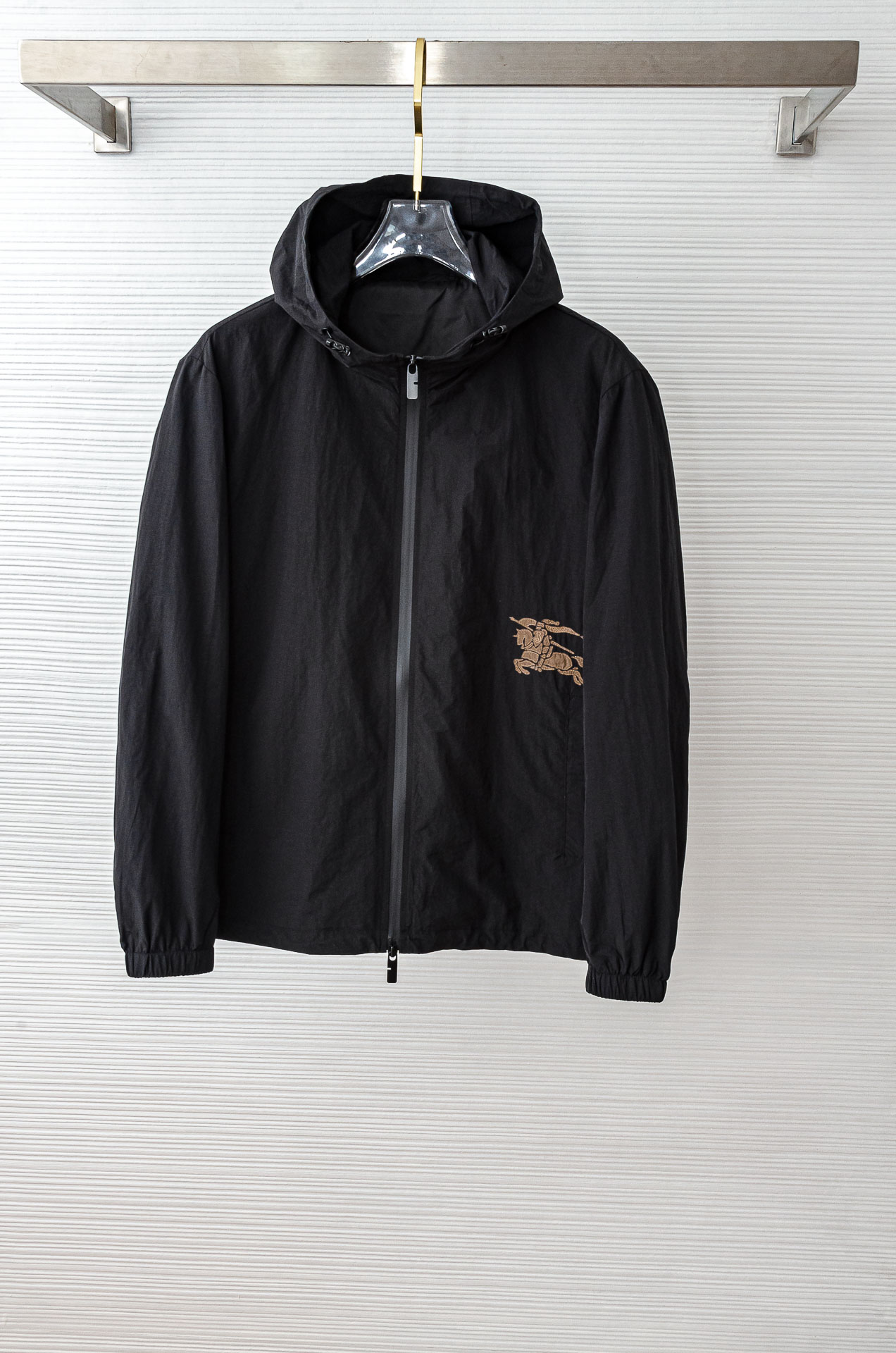 NO:606840,BUR#BERRY 2025 new hooded waterproof jacket, on sale simultaneously on the official website!  Produced by the original factory, the outer layer of this jacket is made of super-soft polyester fiber that is windproof and waterproof. It is both functional and fashionable. It is fashionable and beautiful, has better windproof effect, and makes activities more comfortable and free.  High-quality materials are selected after thousands of selections. The fabric made of polyester fiber is smooth, delicate and waterproof, showing a fine texture and shimmer. It is very soft, smooth and drapey. The fabric is firm and strong, and has strong wrinkle resistance. The selected new fabrics are environmentally friendly and sustainable. They are all made of high-density fabrics, with a delicate and soft feel. The upper body is tall and stylish when worn. The texture is invincible and has excellent skin-friendliness. The texture and texture reveal a sense of luxury and luxury!  Stylish and fashionable, with a wide silhouette, it can be easily controlled by people of different body shapes. It doesn’t matter who wears it. It is simply every man’s dream dress!  The neat and capable tailoring is paired with soft and delicate fabrics, which combine hardness and softness to create a natural sense of luxury, while still retaining a sexy style despite being chic!  The simple and capable design is full of temperament and elegance, coupled with the neat tailoring technique, the shape of the upper back is fit and compliant, and the outline is straight and tough. Our pockets are designed works of art that can withstand scrutiny. The angle of the quilting and the arc of the thread are all professionally designed, and every stroke and every stroke has its own meaning. The designers and craftsmen use the ingenious color matching to make them fashionable and handsome while enjoying comfort!  Wear it on your upper body and you will instantly have an elegant and classic taste!  The fabric is rich in color, durable and washable. The upper body can lock in temperature easily and keep warm at all times. It is definitely the best choice for people with taste. [Size] M-XXXL,,burberry,burberry,jackets & coats,jackets & coats,hats,alexander wang19860909BUR#BERRY 巴宝/莉2025新品连帽防水夹克外套,同步官网发售！原厂代工出品,该款夹克外层超柔聚酯纤维防风防水,功能与时尚型兼具.时尚美观,防风效果更好,活动更加舒适自如. 千挑万选之后的优质选材,聚酯纤维成分的织物布面光洁细腻而且防水,呈现出细密的肌理和微光感,非常柔软适顺滑有垂感,面料牢固结实,抗皱性强,挑选的新型面料环保可持续性使用.均为高密度织物制造而成,手感细腻柔软,穿着上身挺阔有型,质感无敌,亲肤性绝佳,肌理纹路透着高级和华丽感！有型又时尚,版型宽阔款式,对于不同身形的人来说都是可以轻松驾驭的,不挑人穿,简直就是每位男士的梦中情衣！ 利落干练的剪裁搭配柔软细腻的面料,刚柔并济迸发出自然的高级感,在潇洒之下依然保留性感风格！简单干练的设计,富有气质又不失儒雅,加上利落的剪裁手法,使得上身后的版型合体服帖,轮廓挺拔硬朗.而我们的口袋是经过设计的经得住推敲的艺术品,绗线的角度,走线的弧度都是经过专业的设计,每一笔每一画都有他的意义. 设计师与工艺师巧夺天工的颜色默契搭配,在时尚潇洒帅气之下又尽享舒适！穿着上身,即刻拥有高雅和经典品位的人士！面料色泽饱满,牢靠耐水洗.上身即锁温轻松洒脱时刻保暖.绝对是品位人士的不二之选.【尺码】M-XXXL,,burberry,burberry,jackets & coats,jackets & coats,hats,alexander wang,Men's clothing