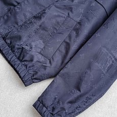Lv 25FW男士纯色连帽夹克外套#经典造型与风格上融入当下最热门的暗纹提花元素设计,简洁大气的纯色调为 Lv 25FW男士纯色连帽夹克外套#经典造型与风格上融入当下最热门的暗纹提花元素设计,简洁大气的纯色调为