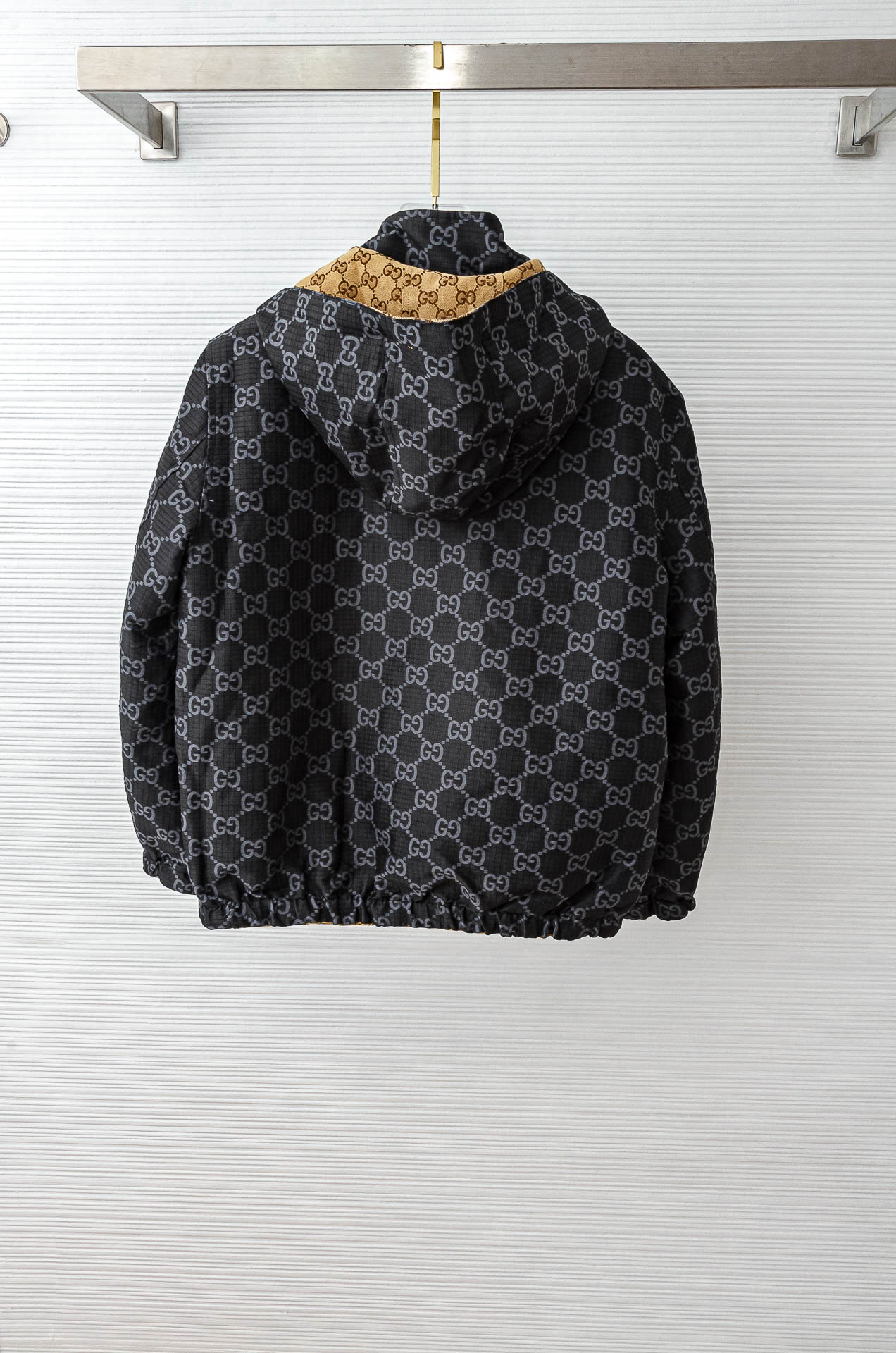 Guc#ci 【双面穿】2025FW双G字母时尚连帽休闲夹克外套#以其独特的设计风格，瞬间提升了整体的时