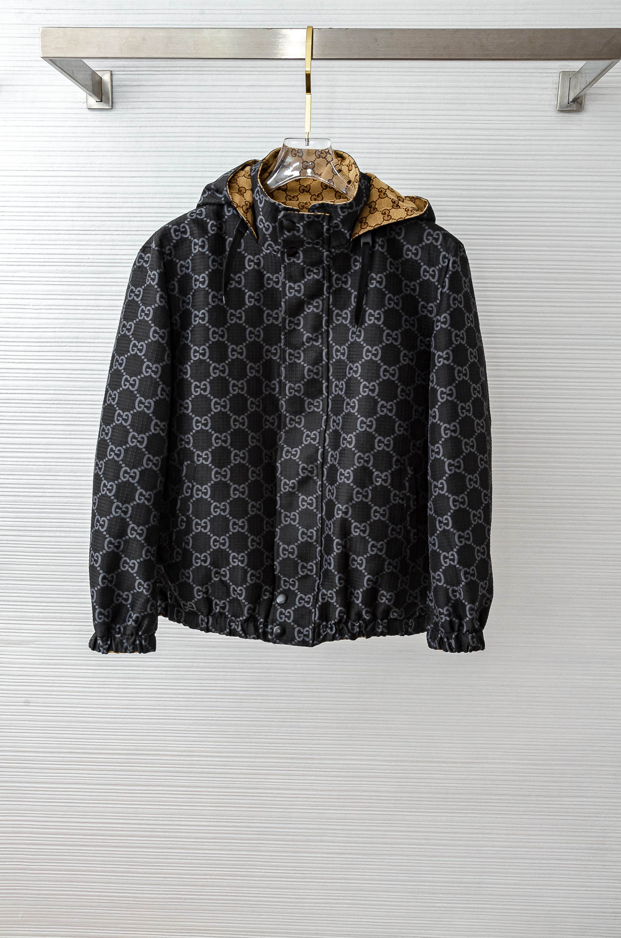 NO:606830,Guc#ci [Double-Sided] 2025FW Double G Letter Fashion Hooded Casual Jacket# With its unique design style, it instantly enhances the overall sense of fashion. The stand-up collar design not only makes the neck line more slender, but also adds a bit of capable and neat atmosphere. The letters on the body are decorated with bright colors and unique fonts, highlighting the wearer's personality and uninhibitedness, making the whole piece full of youthful vitality.  In terms of fabric, this model uses soft and comfortable materials to ensure wearing comfort and skin-friendly feeling. The loose-fitting design is not picky about your body shape, and can be easily controlled whether it is daily travel or casual gatherings. In addition, this model is also very matchable, whether it is paired with simple and elegant ones, it can show different styles and charms. Whether it is a young person who pursues fashion or a lifestyle that pays attention to quality, this stylish and casual style is a rare choice. 48-56,, gucci, jackets &  coats,jackets & coats,hats,alexander wang19860909Guc#ci【双面穿】2025FW双G字母时尚连帽休闲夹克外套#以其独特的设计风格,瞬间提升了整体的时尚感.的立领设计,不仅显得颈部线条更加修长,还增添了几分干练与利落的气息.衣身上的字母装饰,采用了鲜明的色彩与独特的字体,彰显出穿着者的个性与不羁,让整件充满了青春活力. 面料上,这款选用了柔软舒适的材质,确保了穿着的舒适度与亲肤感.宽松的版型设计,不挑身材,无论是日常出行还是休闲聚会,都能轻松驾驭. 此外,这款的搭配性也极强,无论是搭配简约的与,还是优雅的,都能展现出不同的风格与魅力.无论是追求时尚的年轻人,还是注重品质的生活家,这款字母时尚休闲都是不可多得的选择. 48-56,,gucci,jackets & coats,jackets & coats,hats,alexander wang,Men's clothing