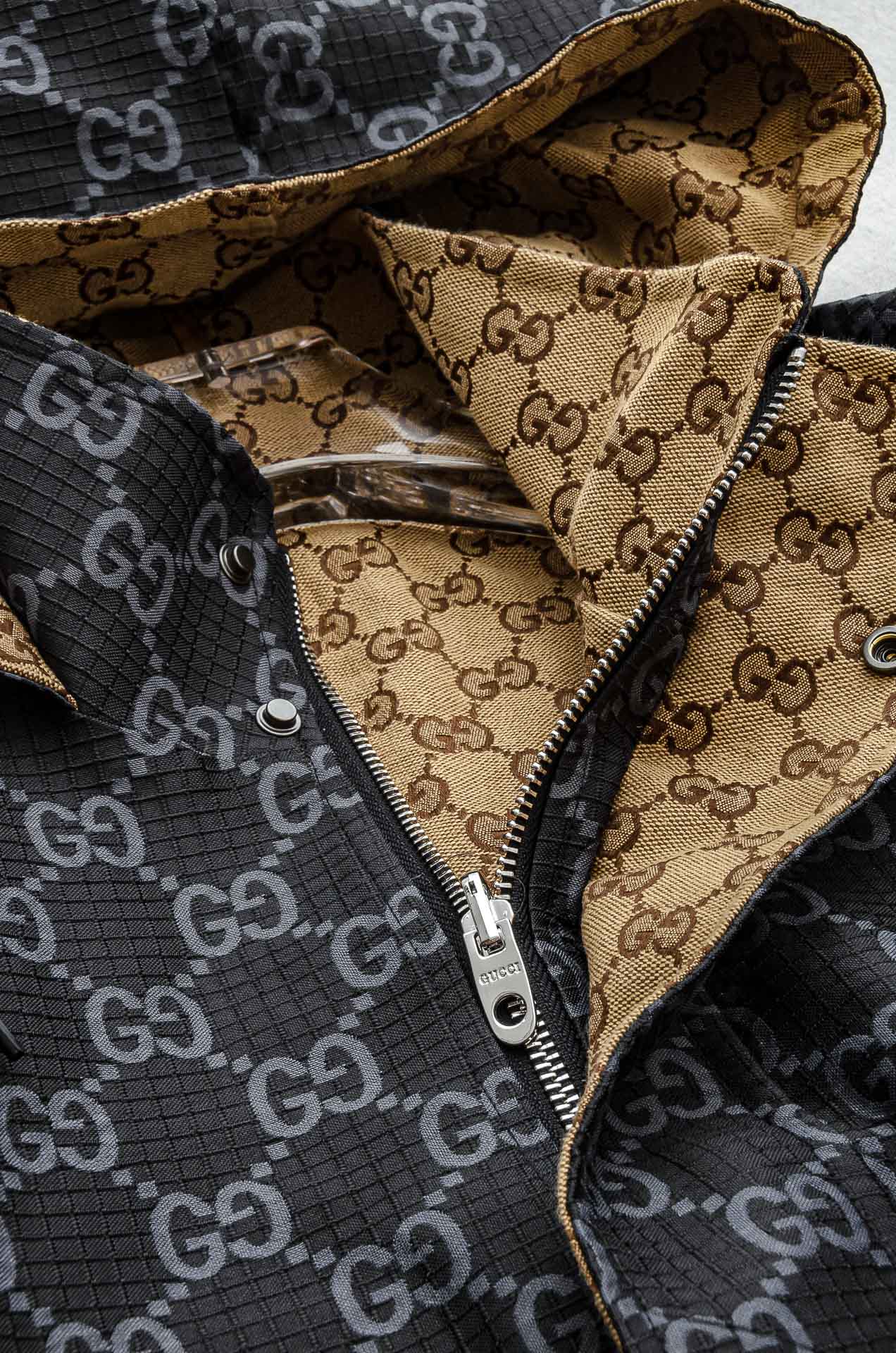 Guc#ci 【双面穿】2025FW双G字母时尚连帽休闲夹克外套#以其独特的设计风格，瞬间提升了整体的时