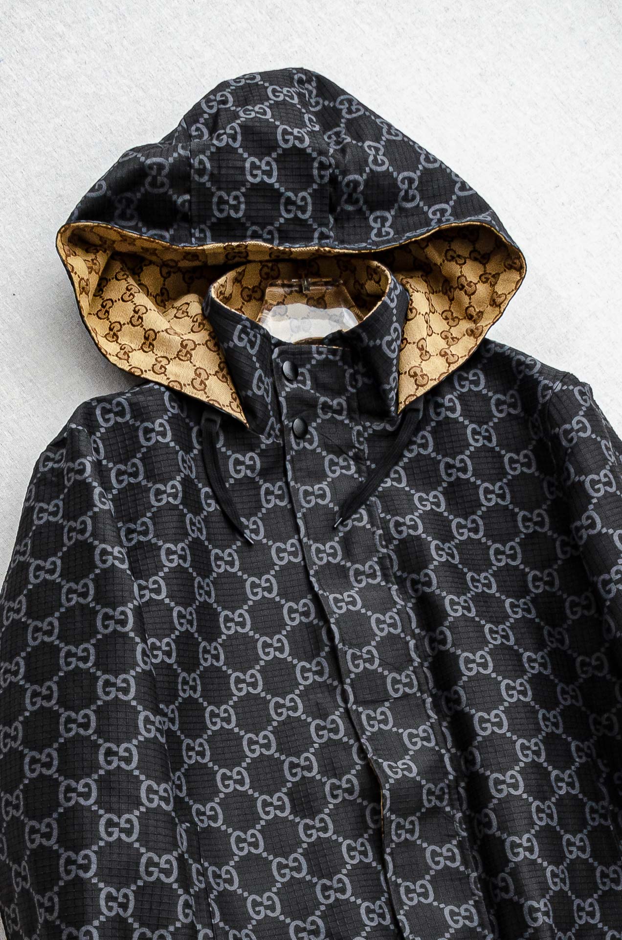 Guc#ci 【双面穿】2025FW双G字母时尚连帽休闲夹克外套#以其独特的设计风格，瞬间提升了整体的时