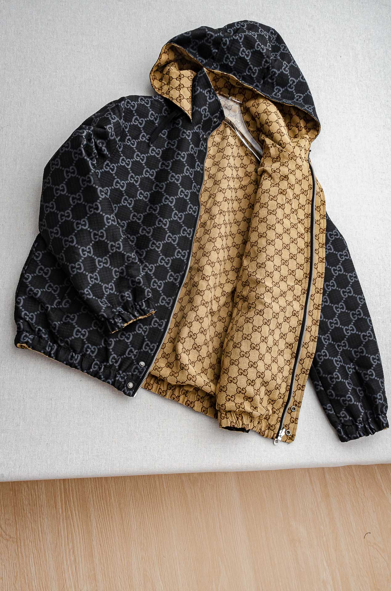 Guc#ci 【双面穿】2025FW双G字母时尚连帽休闲夹克外套#以其独特的设计风格，瞬间提升了整体的时