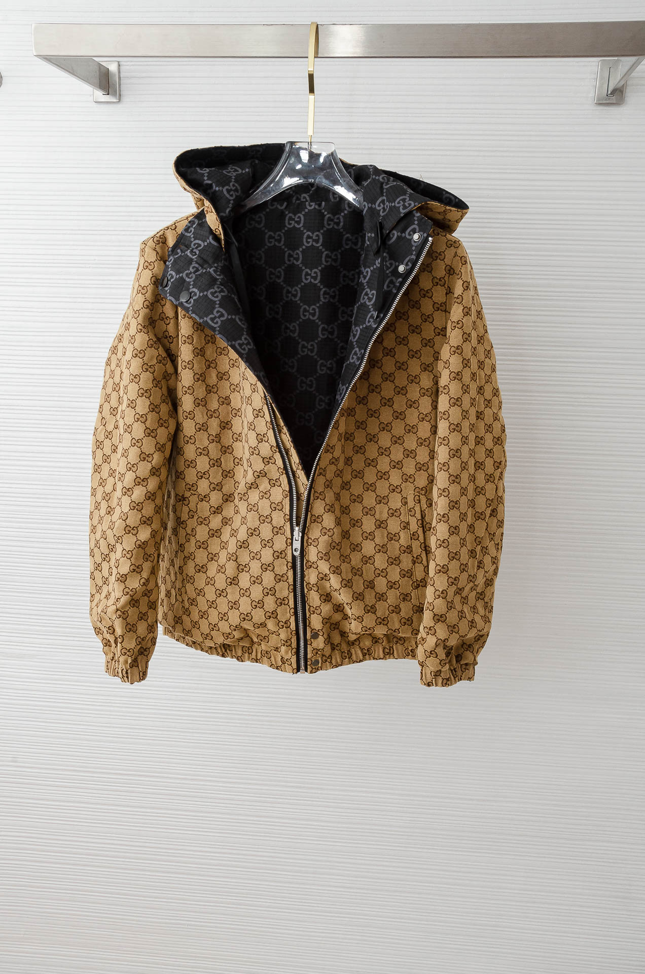 Guc#ci 【双面穿】2025FW双G字母时尚连帽休闲夹克外套#以其独特的设计风格，瞬间提升了整体的时