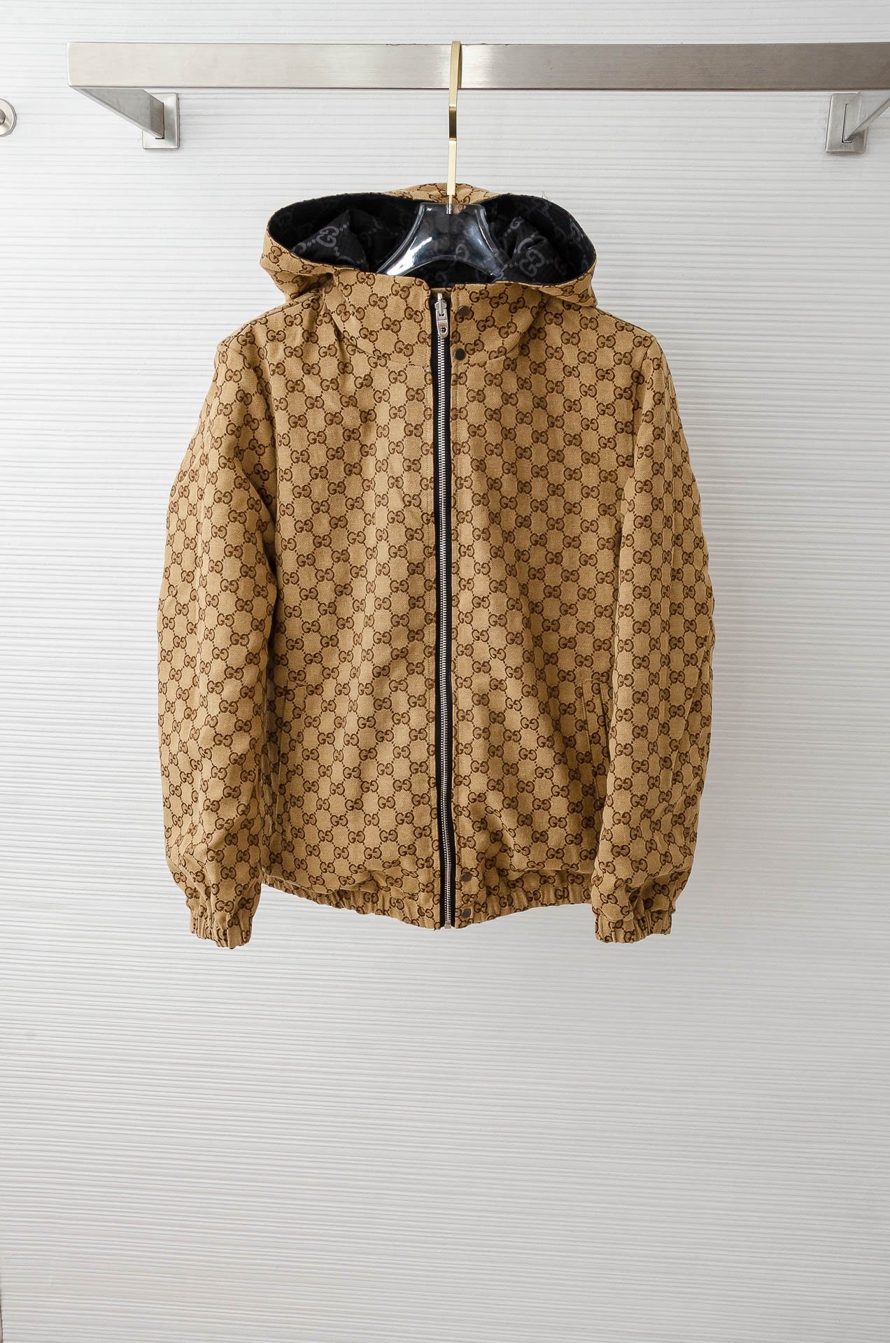 Guc#ci 【双面穿】2025FW双G字母时尚连帽休闲夹克外套#以其独特的设计风格，瞬间提升了整体的时