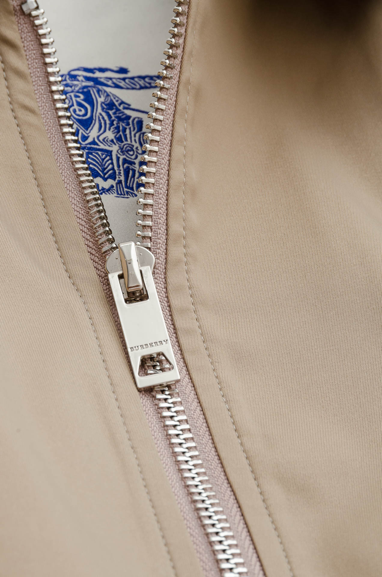 25FW秋冬最新出品 棉质BUR王牌尖货， 原厂原料棉纺厂特供长绒精纺棉质混纺斜纹材质打造。内侧为 Bu