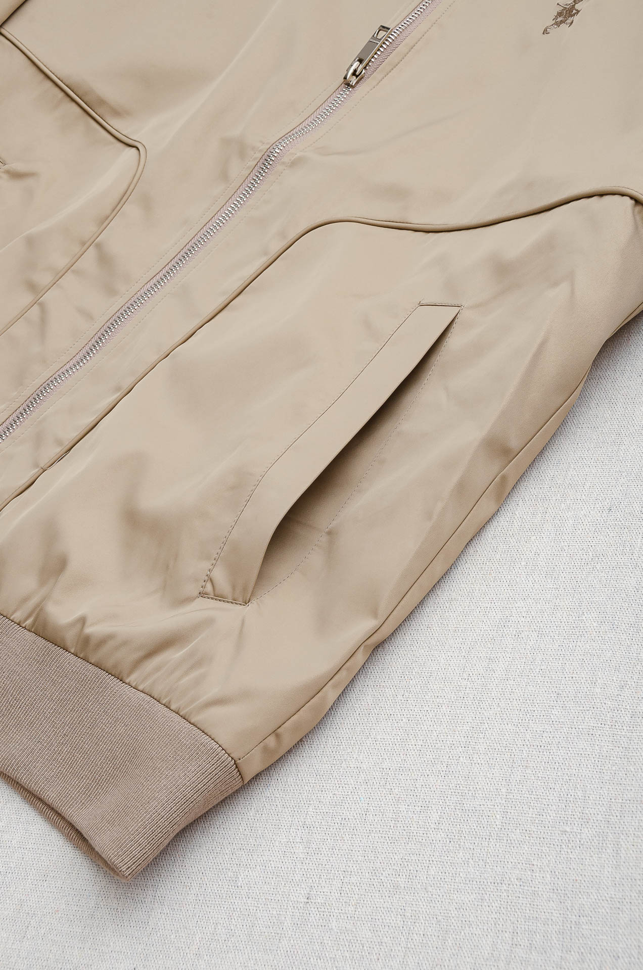 25FW秋冬最新出品 棉质BUR王牌尖货， 原厂原料棉纺厂特供长绒精纺棉质混纺斜纹材质打造。内侧为 Bu