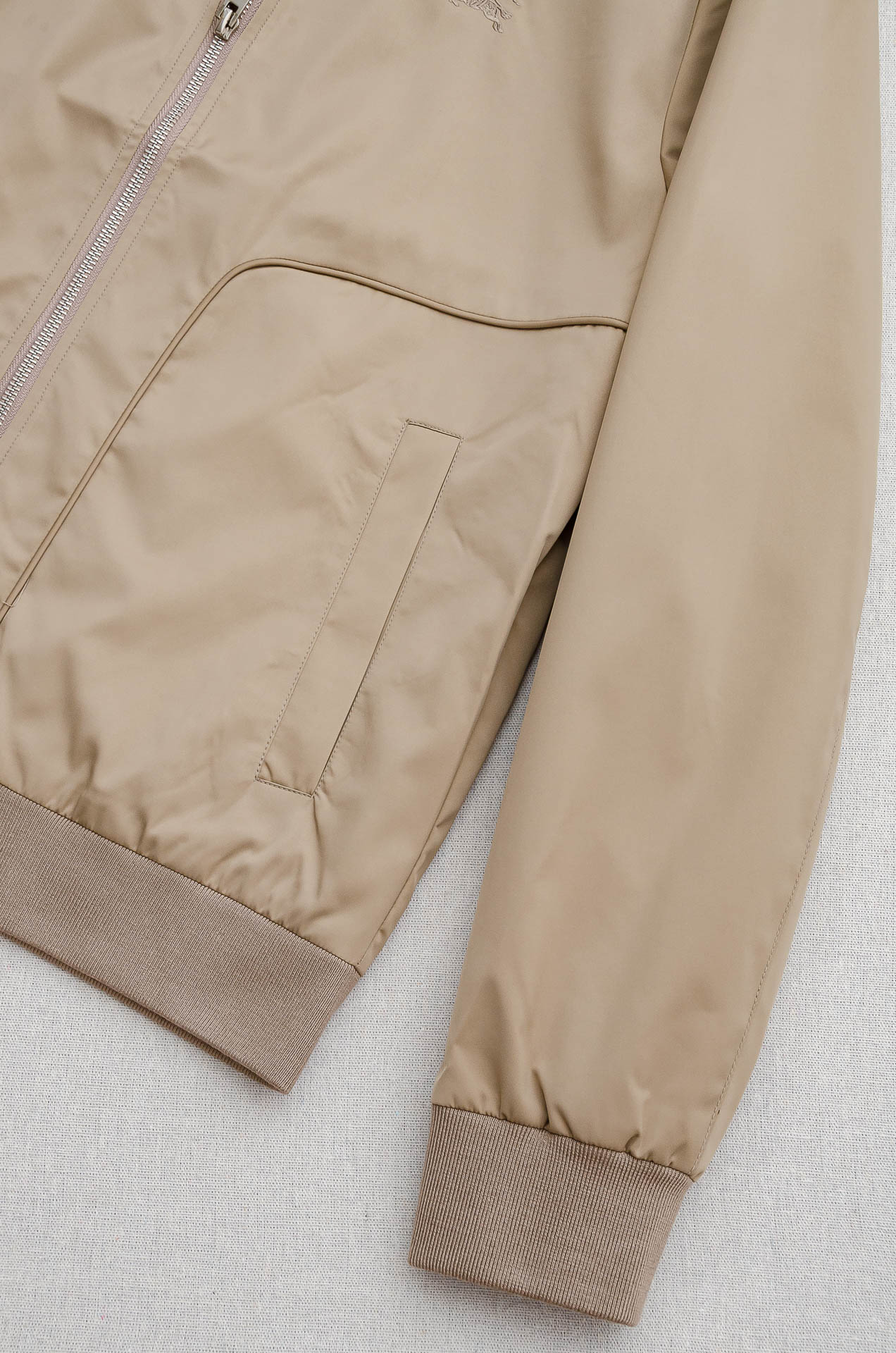 25FW秋冬最新出品 棉质BUR王牌尖货， 原厂原料棉纺厂特供长绒精纺棉质混纺斜纹材质打造。内侧为 Bu