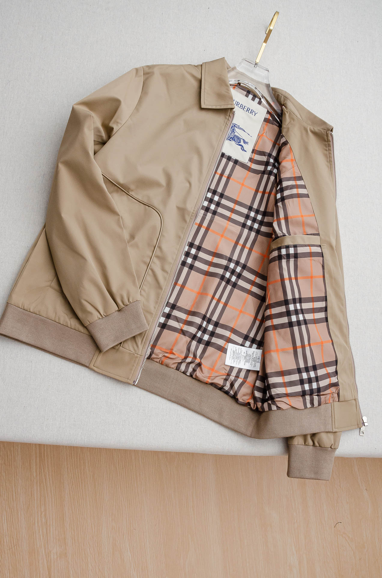 25FW秋冬最新出品 棉质BUR王牌尖货， 原厂原料棉纺厂特供长绒精纺棉质混纺斜纹材质打造。内侧为 Bu