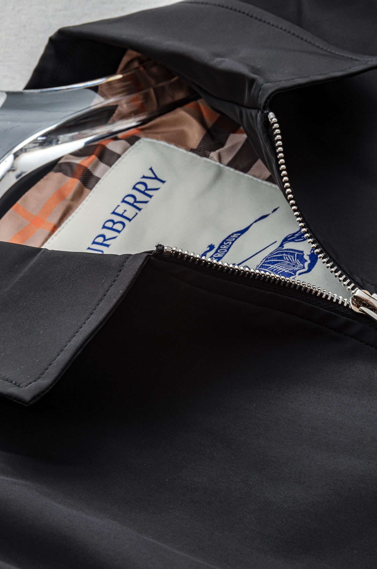 25FW秋冬最新出品 棉质BUR王牌尖货， 原厂原料棉纺厂特供长绒精纺棉质混纺斜纹材质打造。内侧为 Bu