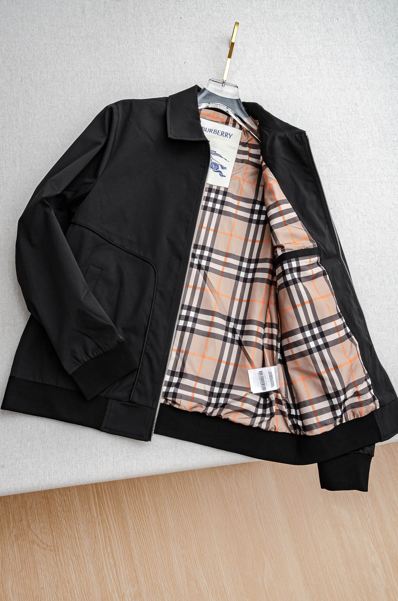 25FW秋冬最新出品 棉质BUR王牌尖货， 原厂原料棉纺厂特供长绒精纺棉质混纺斜纹材质打造。内侧为 Bu