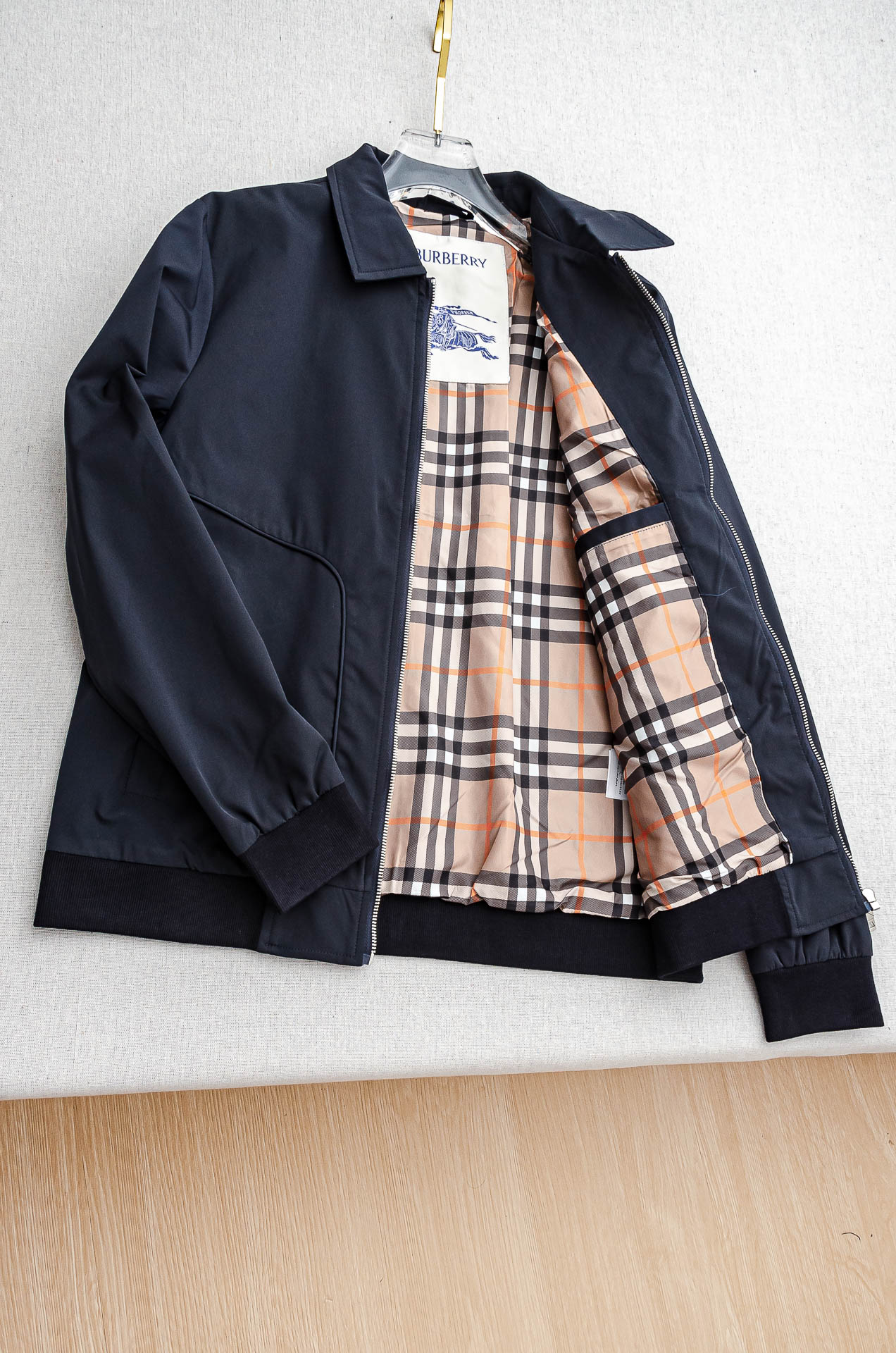 25FW秋冬最新出品 棉质BUR王牌尖货， 原厂原料棉纺厂特供长绒精纺棉质混纺斜纹材质打造。内侧为 Bu