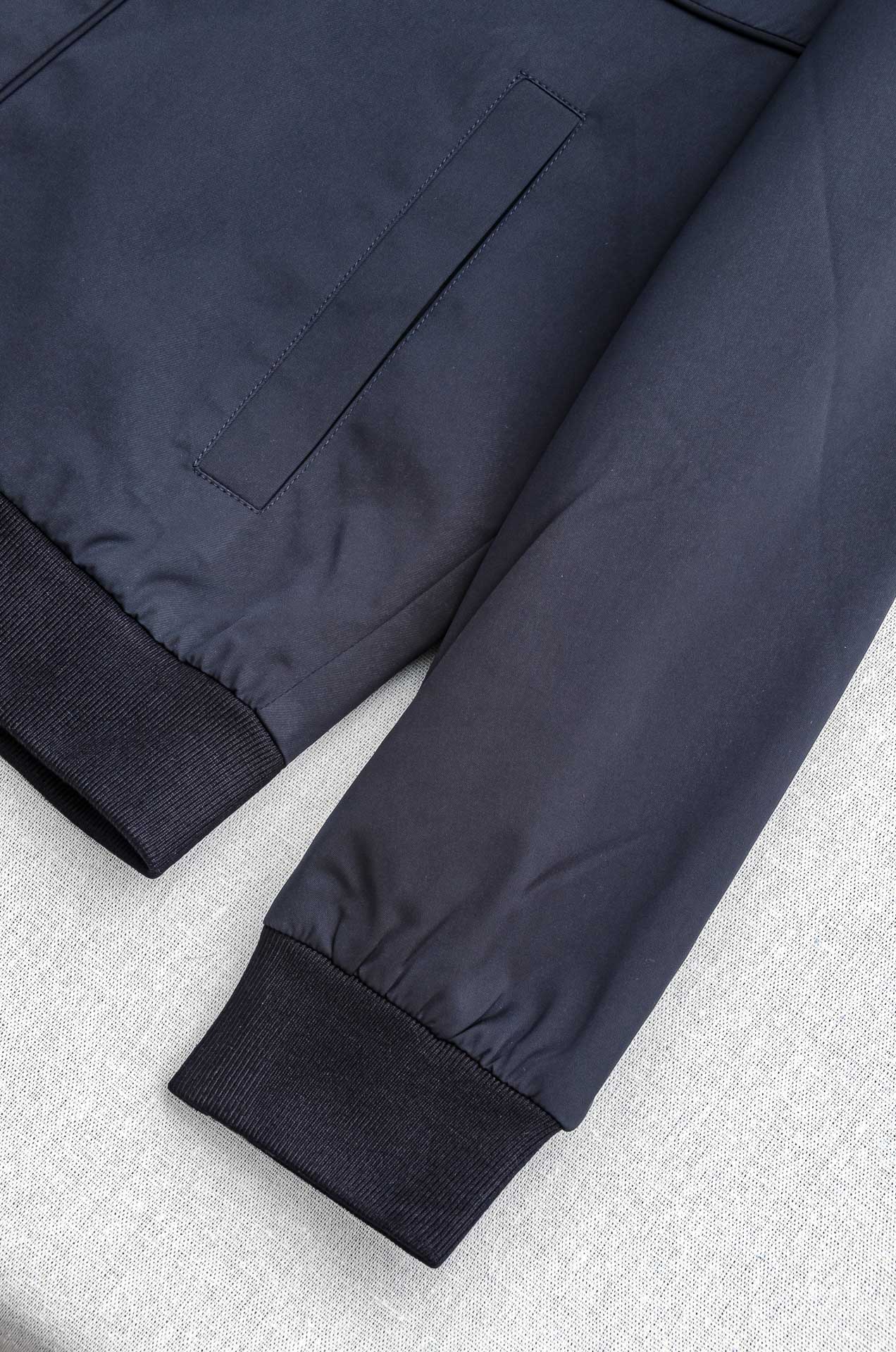 25FW秋冬最新出品 棉质BUR王牌尖货， 原厂原料棉纺厂特供长绒精纺棉质混纺斜纹材质打造。内侧为 Bu