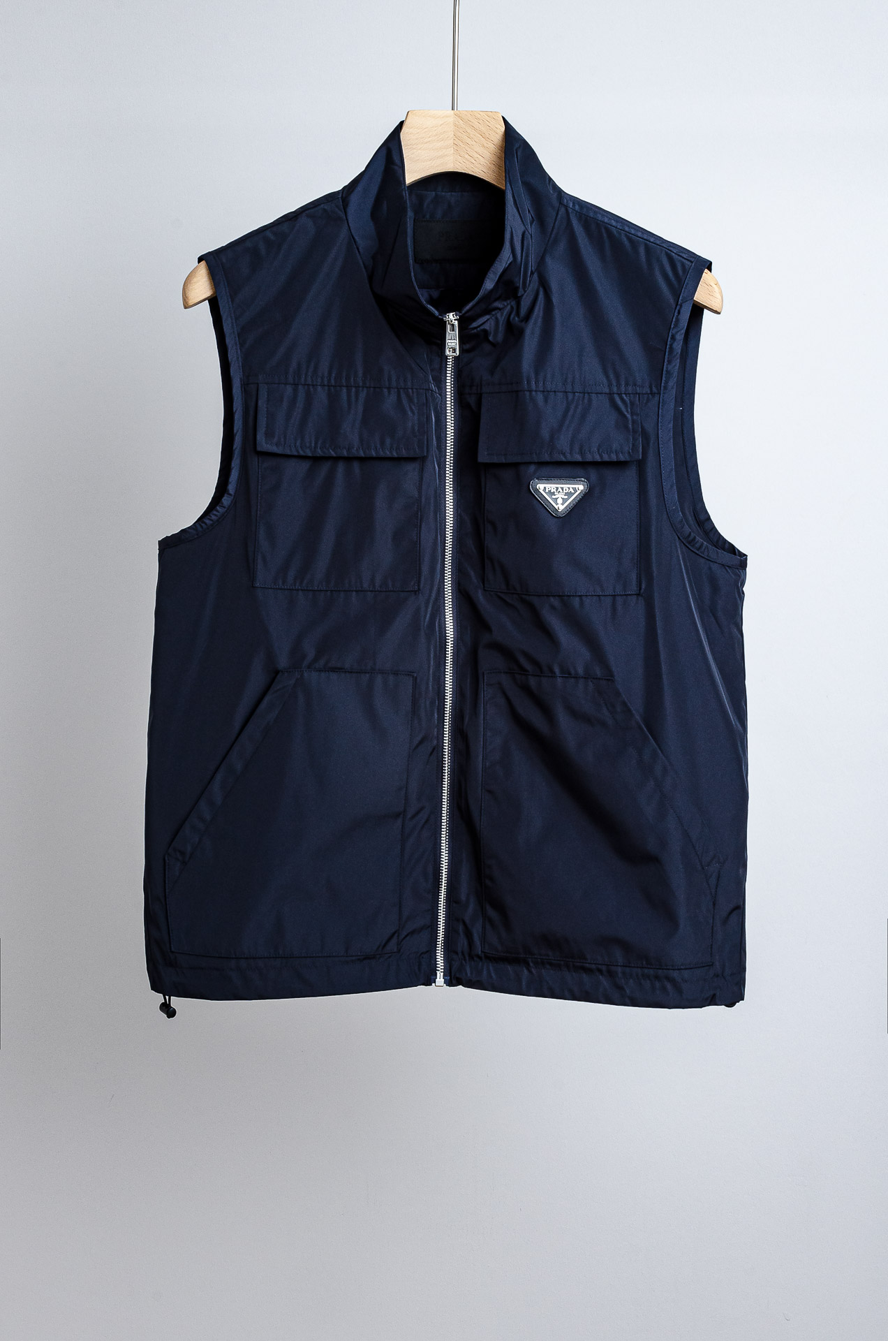 ☀️☀️PR#ADA普拉达2025FW 秋冬最新立领设计男士休闲马甲夹克外套#正面四口袋+金属拉链，实用