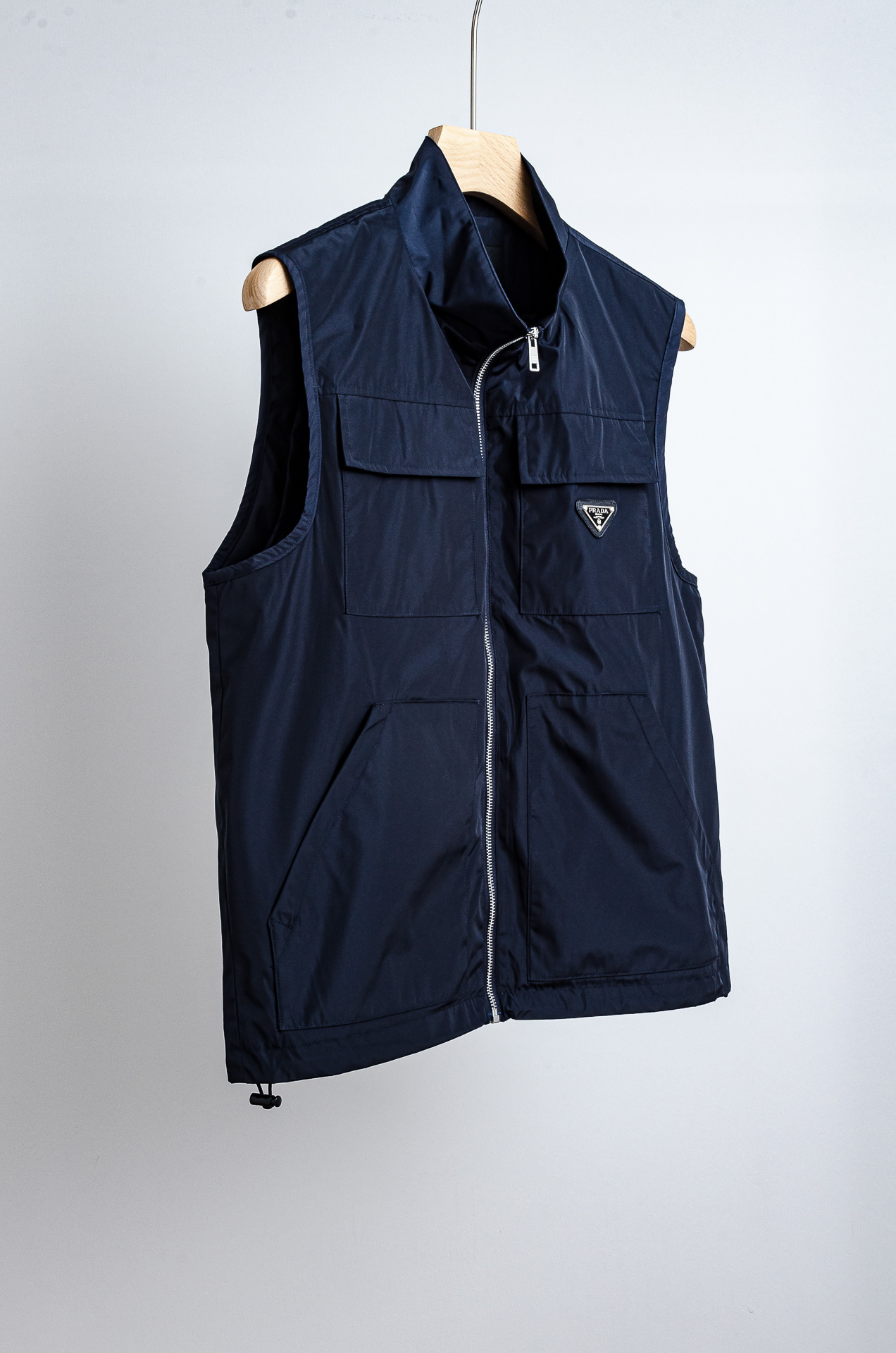 ☀️☀️PR#ADA普拉达2025FW 秋冬最新立领设计男士休闲马甲夹克外套#正面四口袋+金属拉链，实用