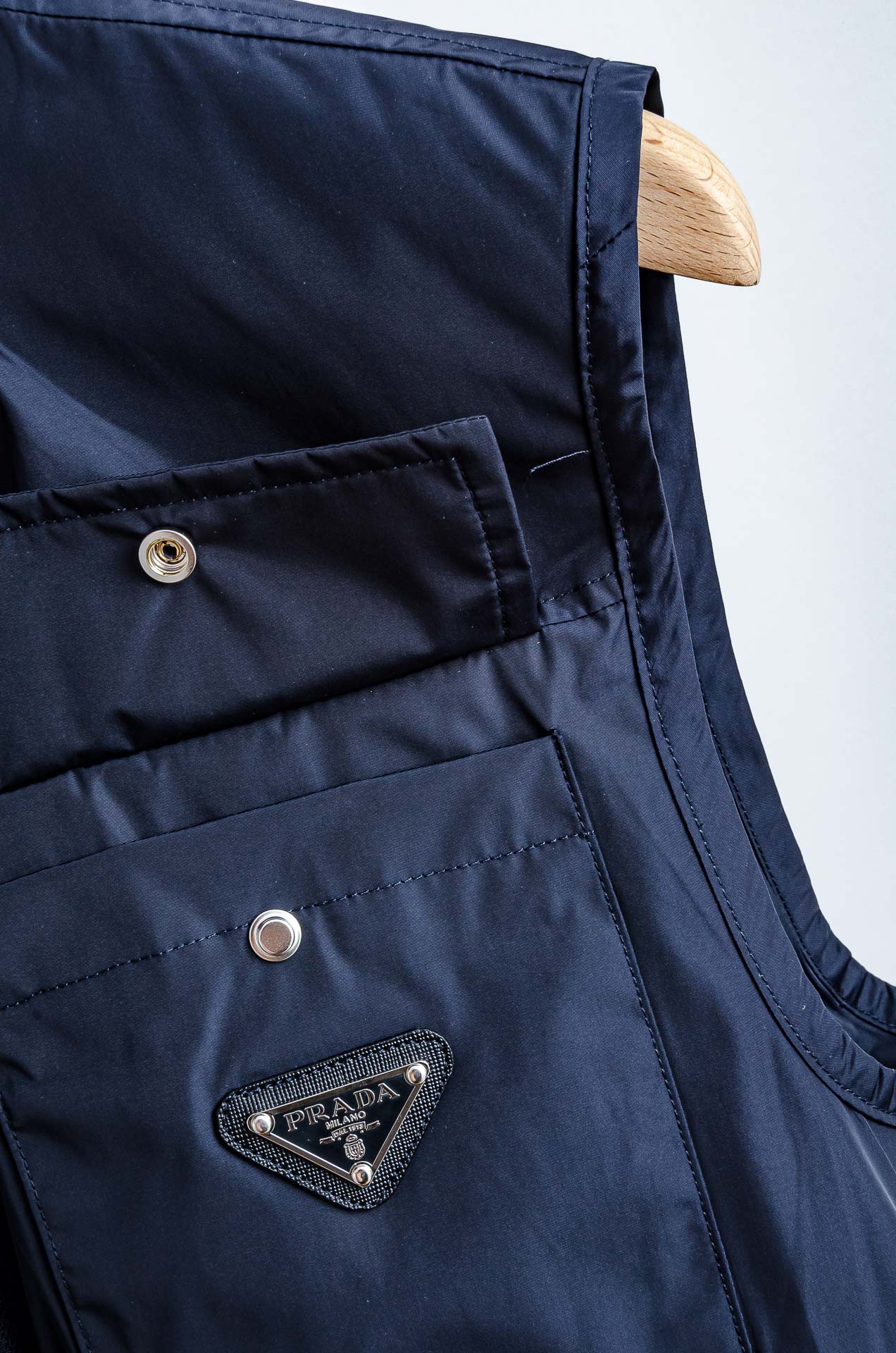 ☀️☀️PR#ADA普拉达2025FW 秋冬最新立领设计男士休闲马甲夹克外套#正面四口袋+金属拉链，实用