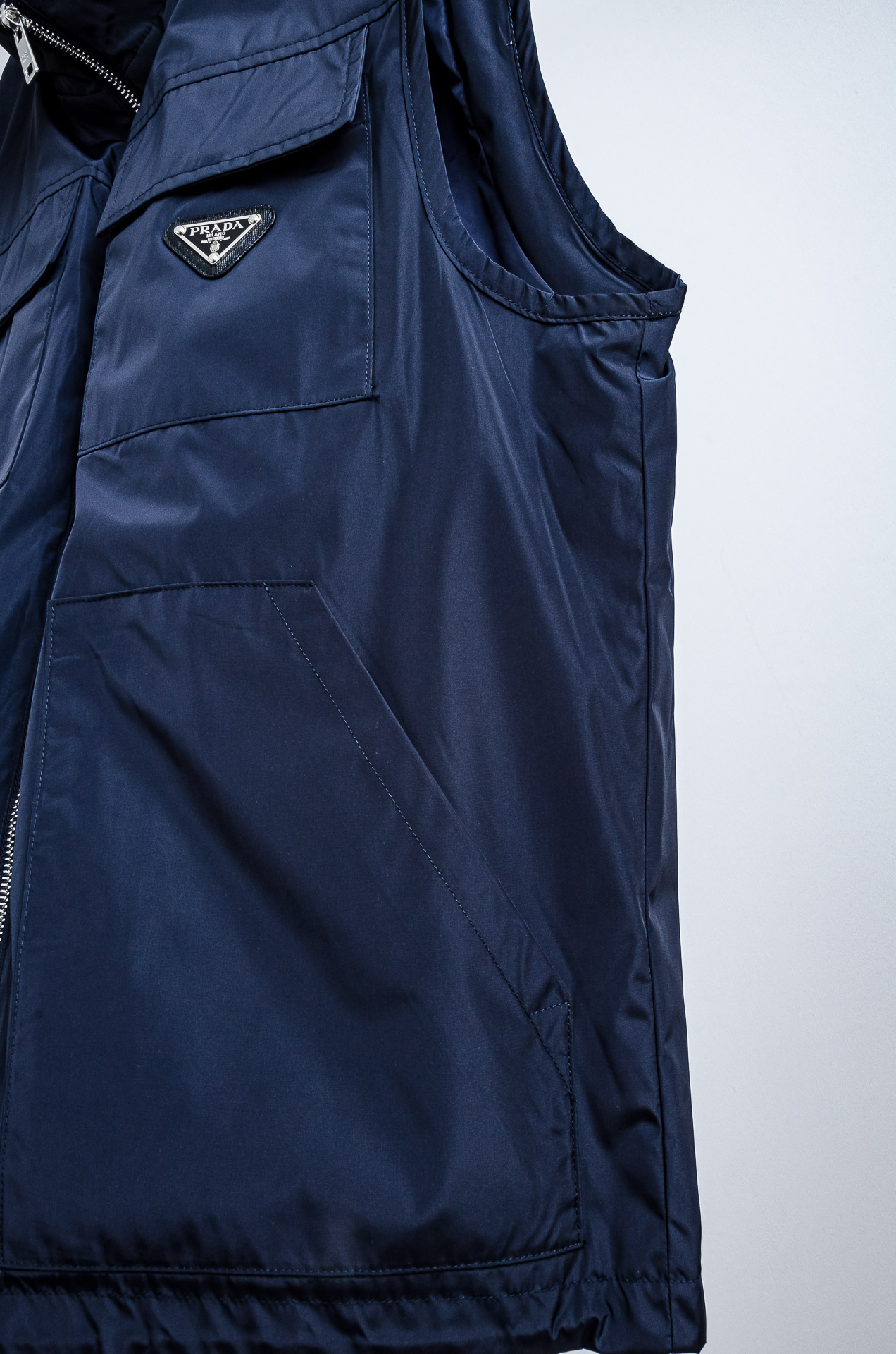 ☀️☀️PR#ADA普拉达2025FW 秋冬最新立领设计男士休闲马甲夹克外套#正面四口袋+金属拉链，实用