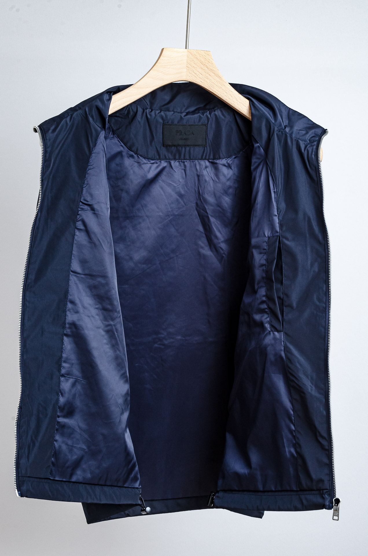 ☀️☀️PR#ADA普拉达2025FW 秋冬最新立领设计男士休闲马甲夹克外套#正面四口袋+金属拉链，实用