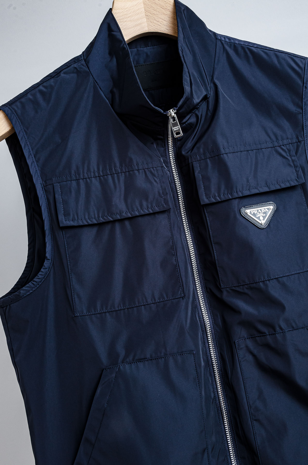 ☀️☀️PR#ADA普拉达2025FW 秋冬最新立领设计男士休闲马甲夹克外套#正面四口袋+金属拉链，实用