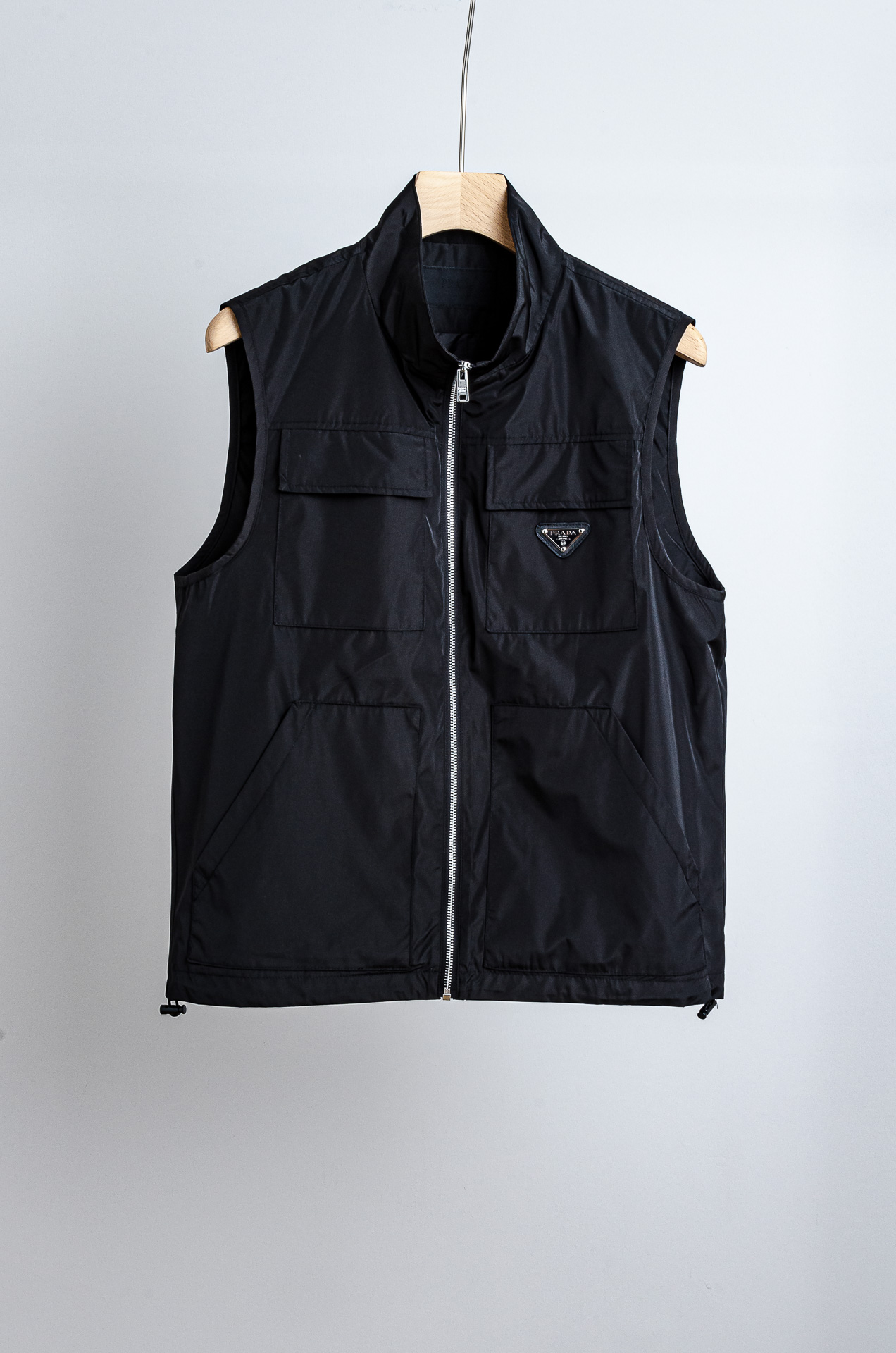 ☀️☀️PR#ADA普拉达2025FW 秋冬最新立领设计男士休闲马甲夹克外套#正面四口袋+金属拉链，实用