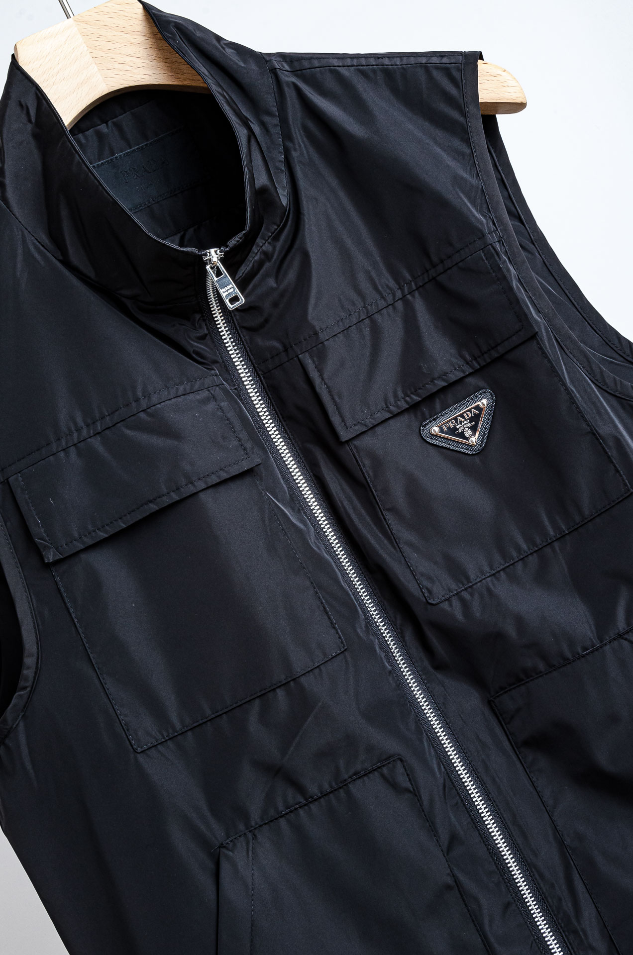 ☀️☀️PR#ADA普拉达2025FW 秋冬最新立领设计男士休闲马甲夹克外套#正面四口袋+金属拉链，实用