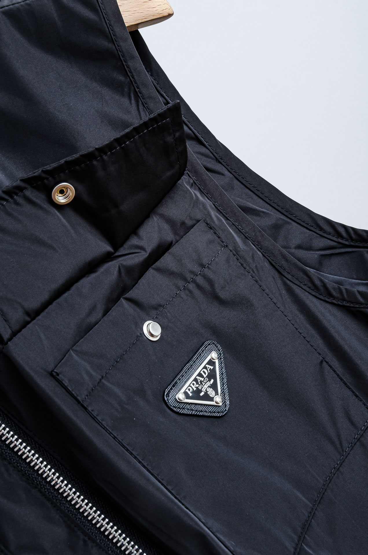 ☀️☀️PR#ADA普拉达2025FW 秋冬最新立领设计男士休闲马甲夹克外套#正面四口袋+金属拉链，实用