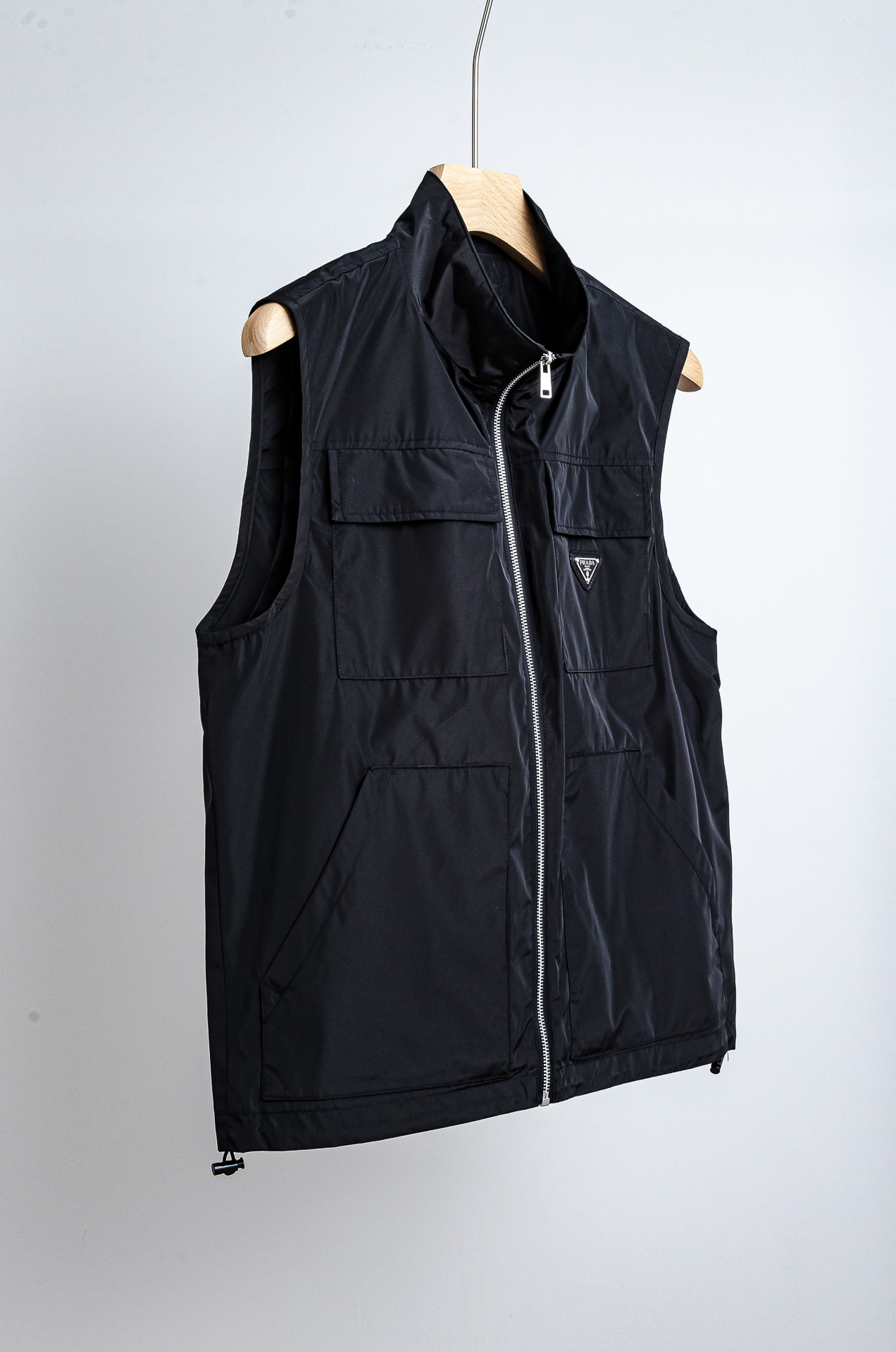 ☀️☀️PR#ADA普拉达2025FW 秋冬最新立领设计男士休闲马甲夹克外套#正面四口袋+金属拉链，实用