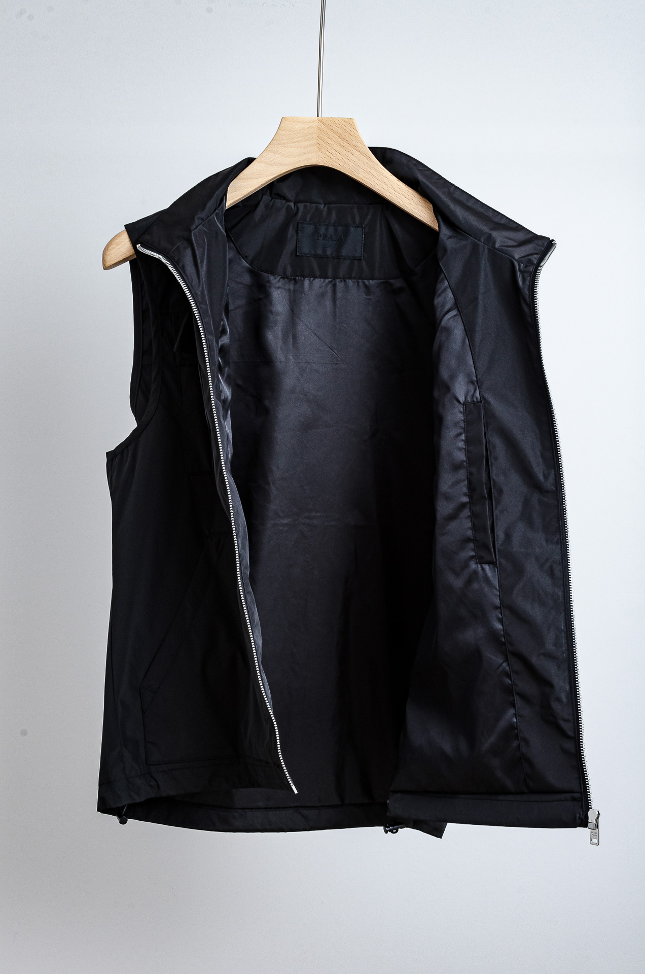 ☀️☀️PR#ADA普拉达2025FW 秋冬最新立领设计男士休闲马甲夹克外套#正面四口袋+金属拉链，实用