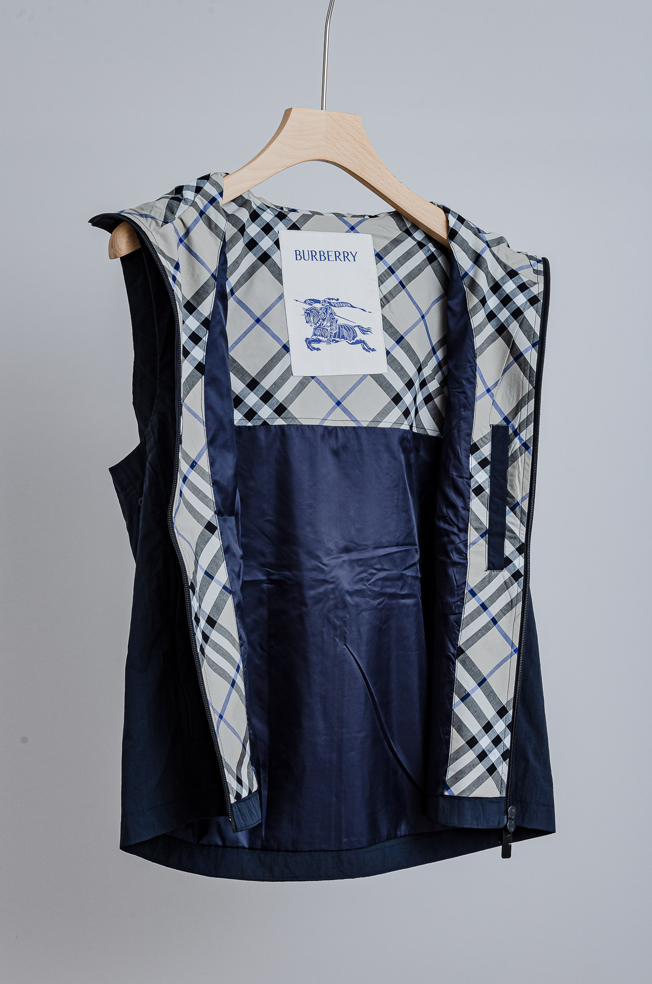 ☀️☀️BURB/ERRY 巴宝/莉2025FW 秋冬最新连帽设计男士休闲马甲夹克外套#轻薄防风面料，柔