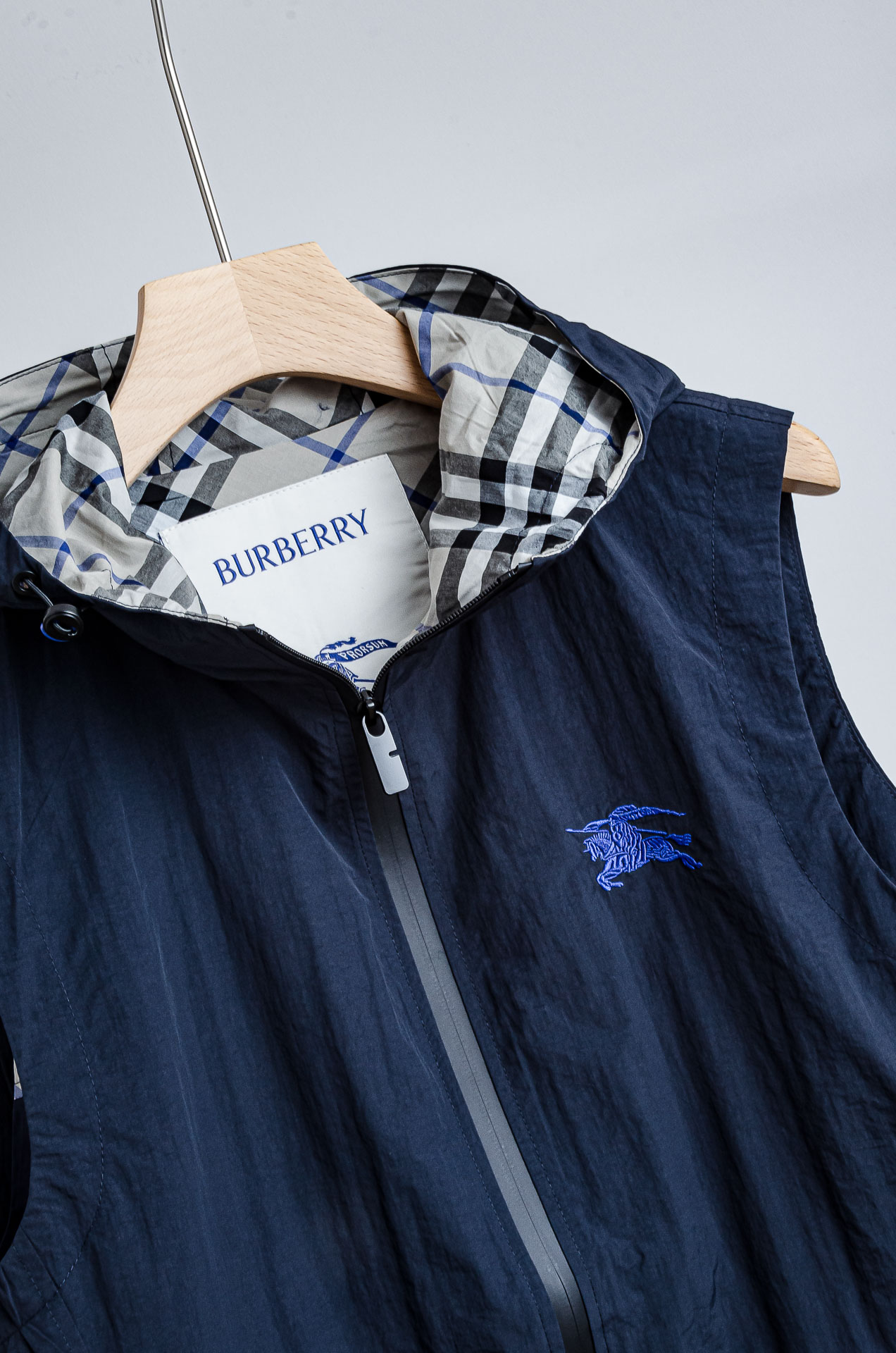 ☀️☀️BURB/ERRY 巴宝/莉2025FW 秋冬最新连帽设计男士休闲马甲夹克外套#轻薄防风面料，柔